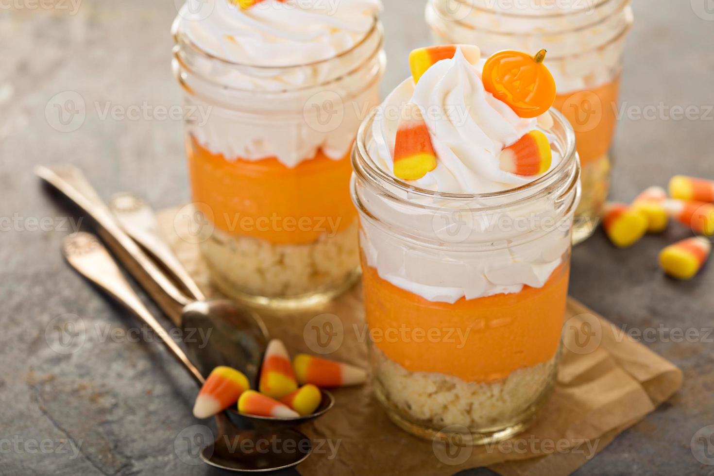 dessert d'halloween dans un pot parfait de bonbons au maïs en couches photo