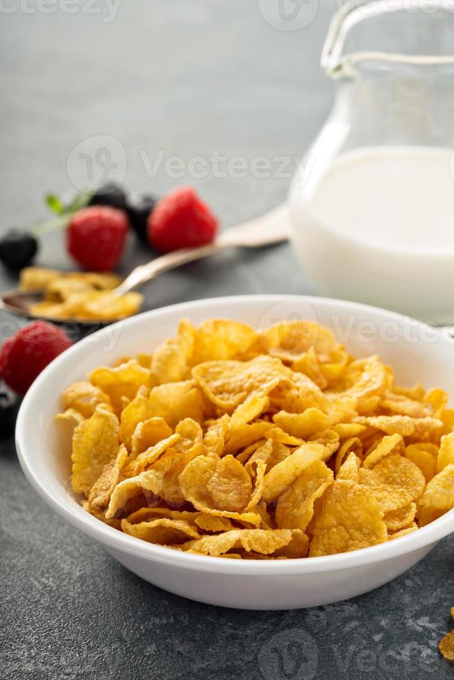 céréales cornflakes dans un bol photo