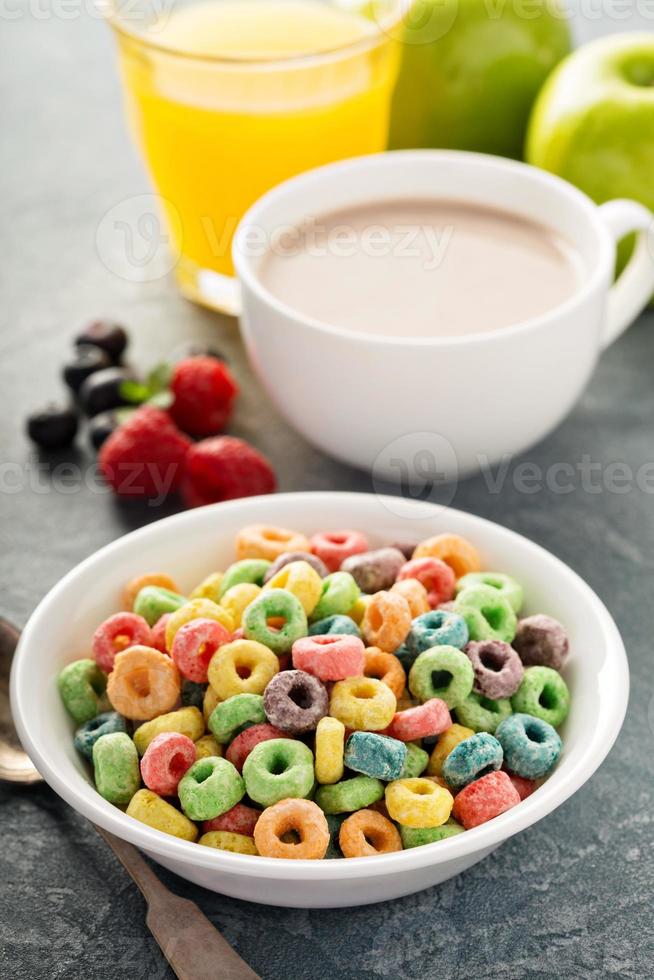 céréales sucrées colorées aux fruits avec jus et cacao photo