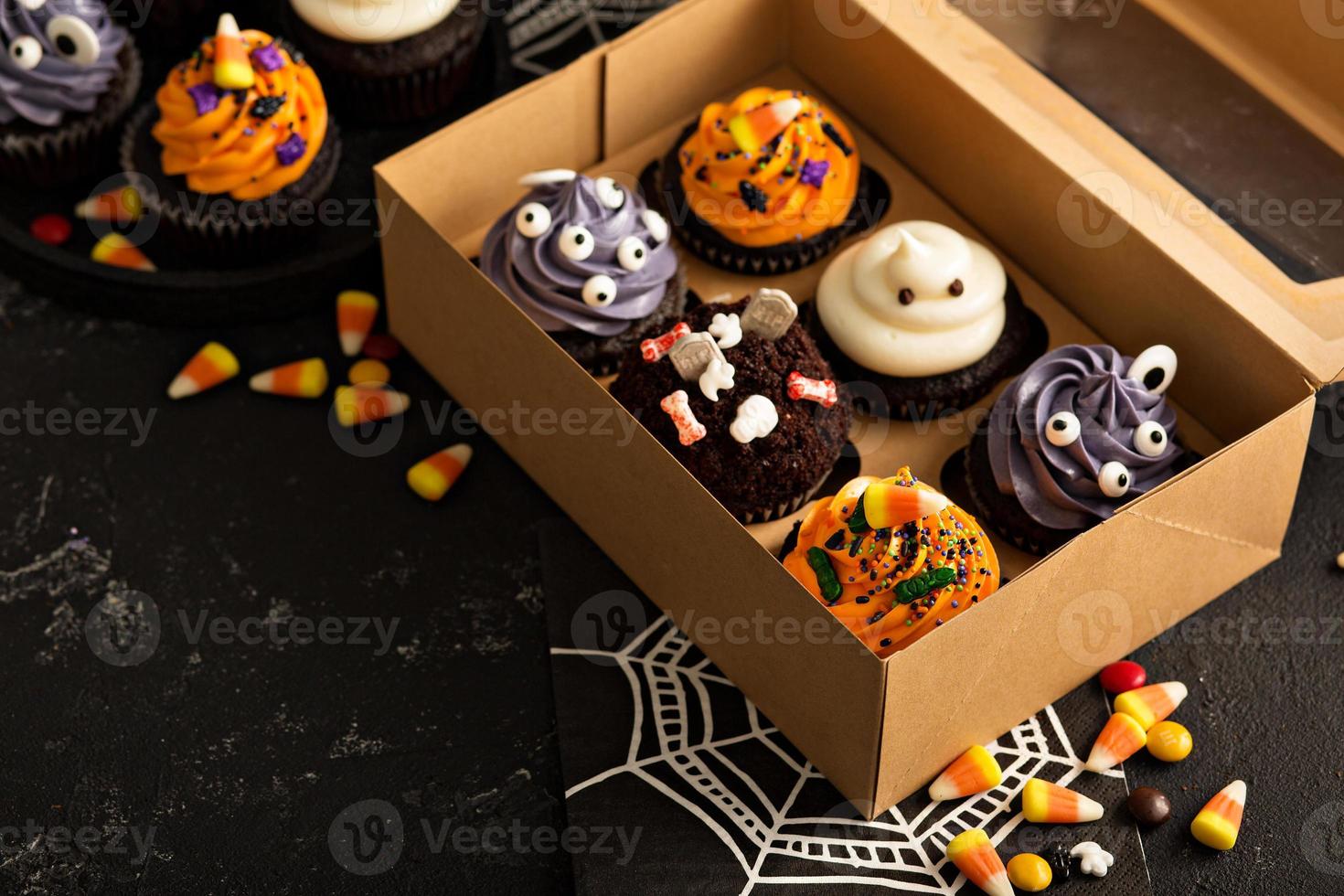 cupcakes d'halloween avec des décorations photo
