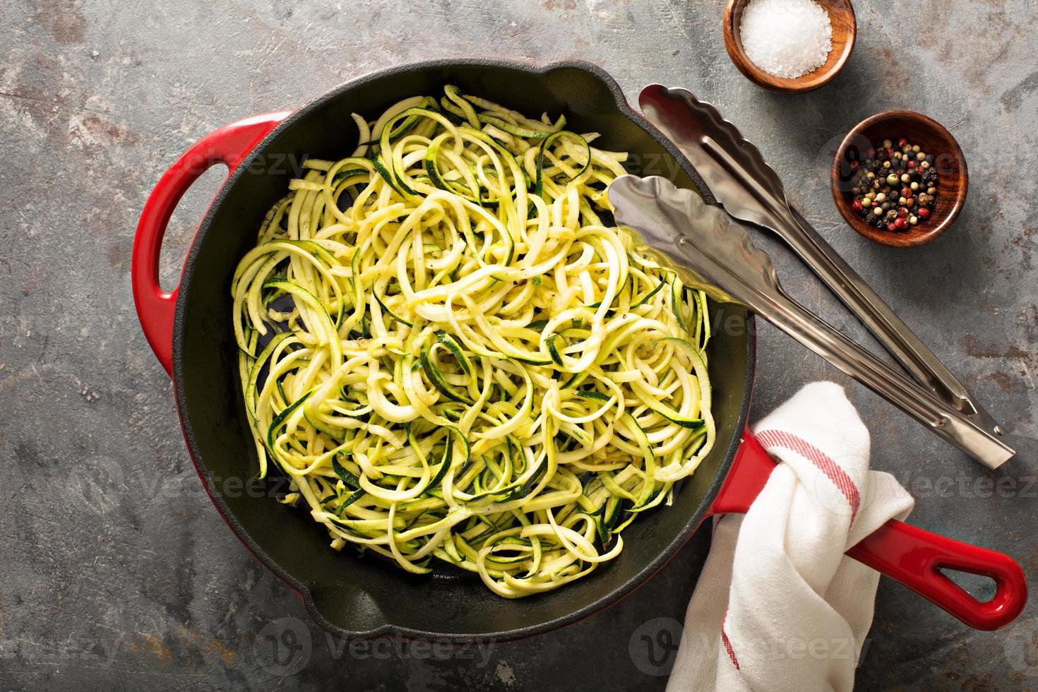 nouilles de courgettes en spirale dans une poêle en fonte photo