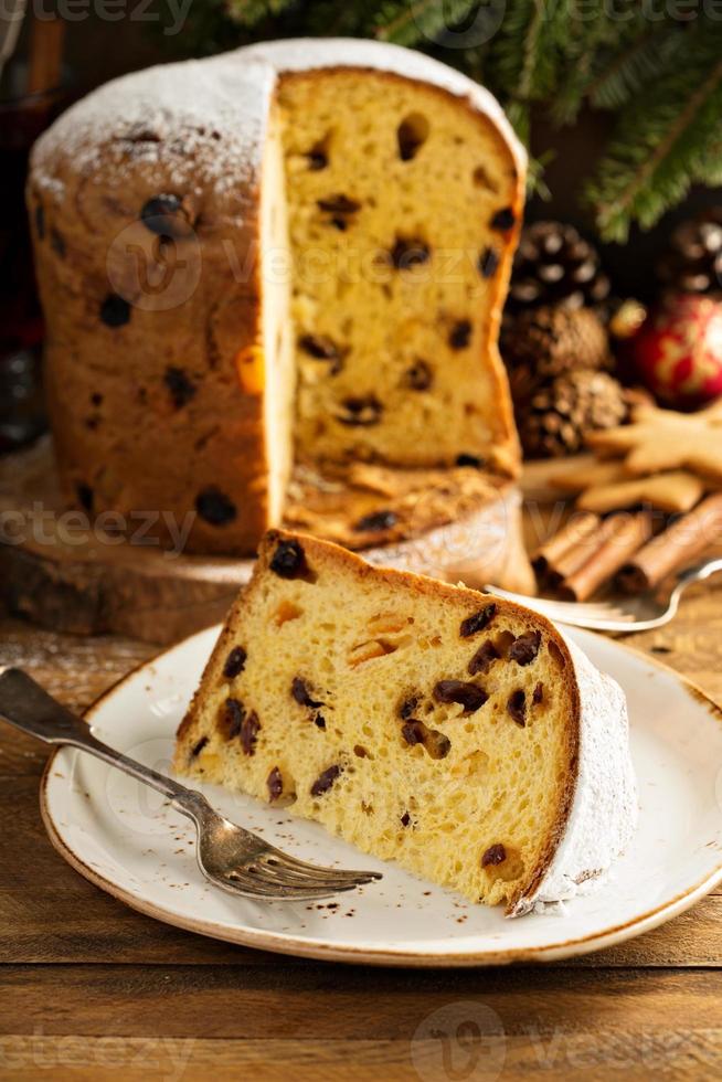 panettone de noël traditionnel aux fruits secs photo