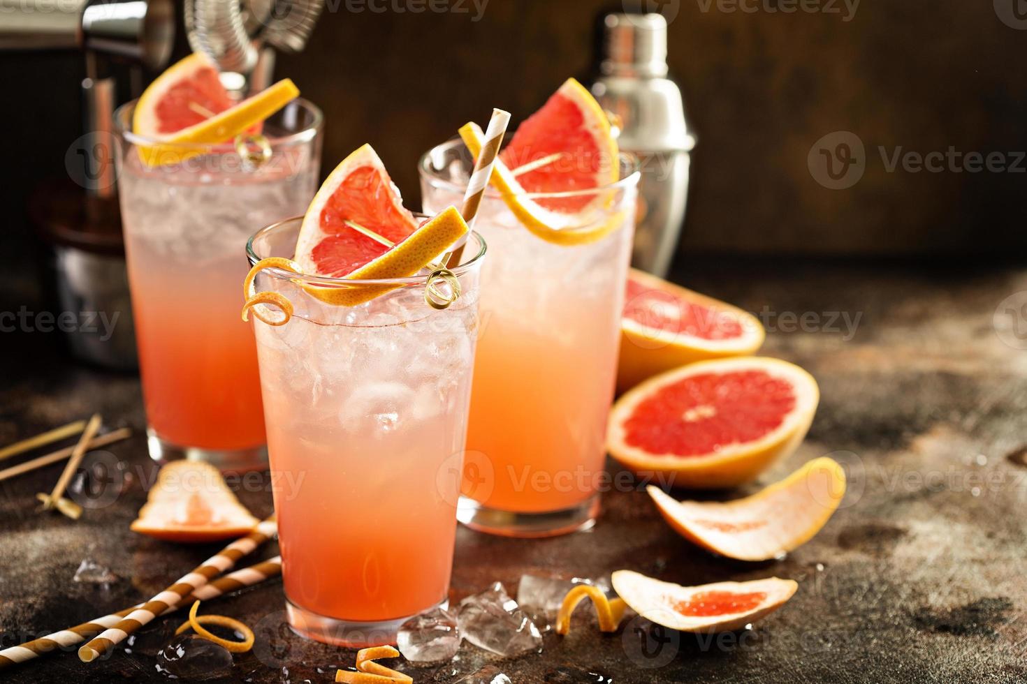 cocktail de pamplemousse dans de grands verres photo