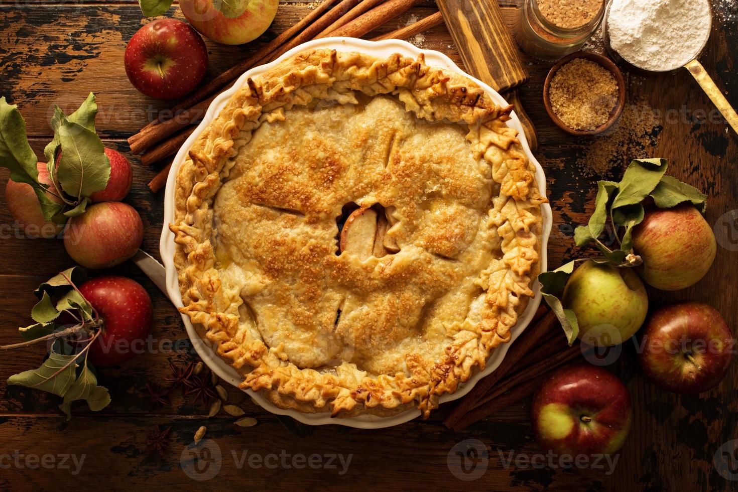 tarte aux pommes décorée de feuilles d'automne photo