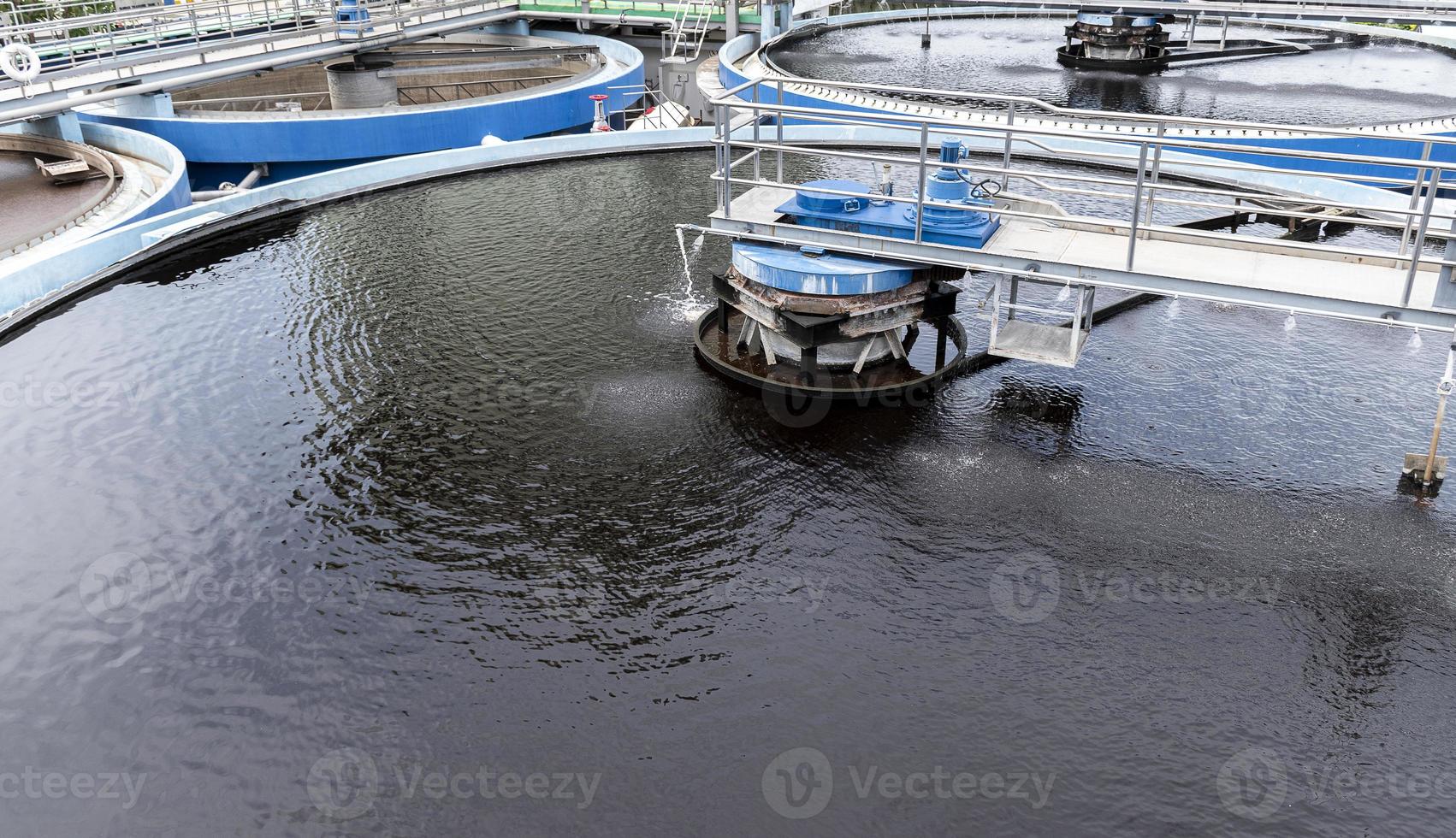 bassins de traitement des eaux usées des installations industrielles photo