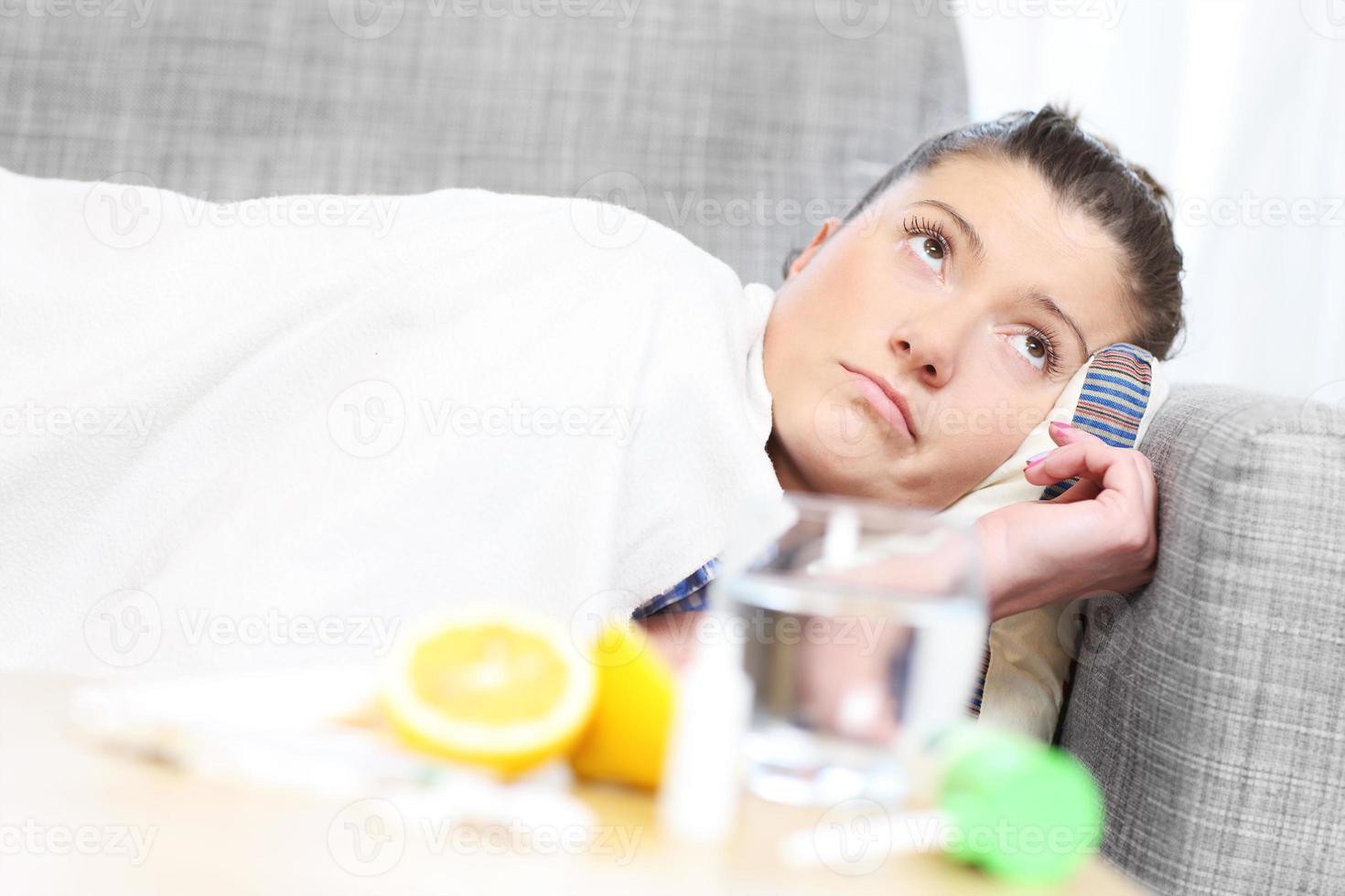 femme malade allongée sur un canapé photo
