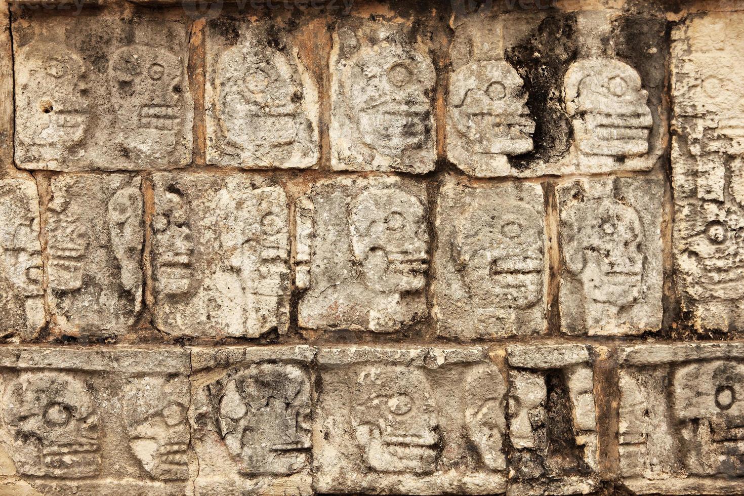 gros plan de crânes mayas photo