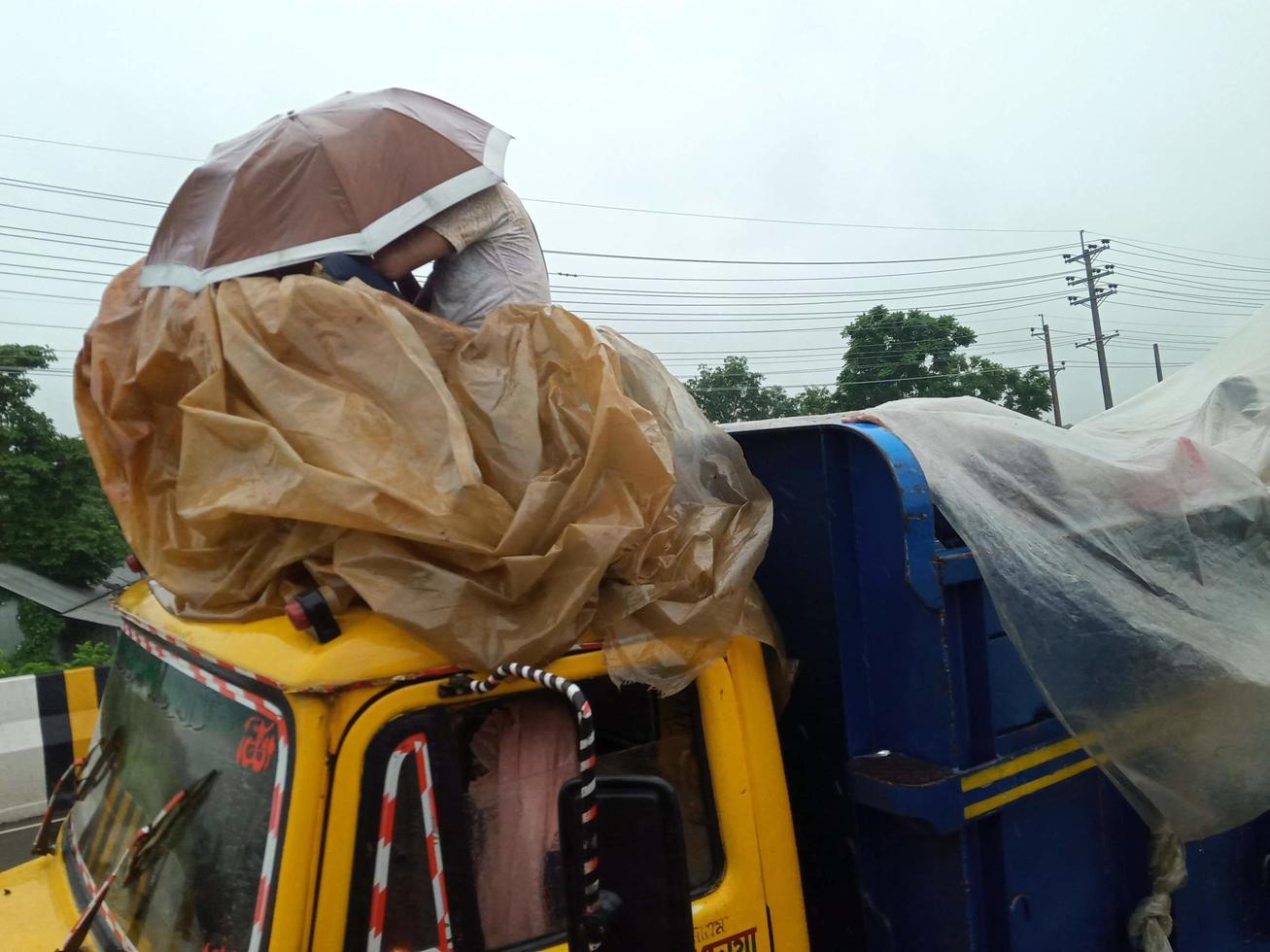 les gens montent sur le toit du train pour se rendre dans leur quartier d'origine sur une route très fréquentée eid voyage de pauvres au bangladesh qui voyagent pendant la saison des pluies au bangladesh pendant la saison de l'aïd photo