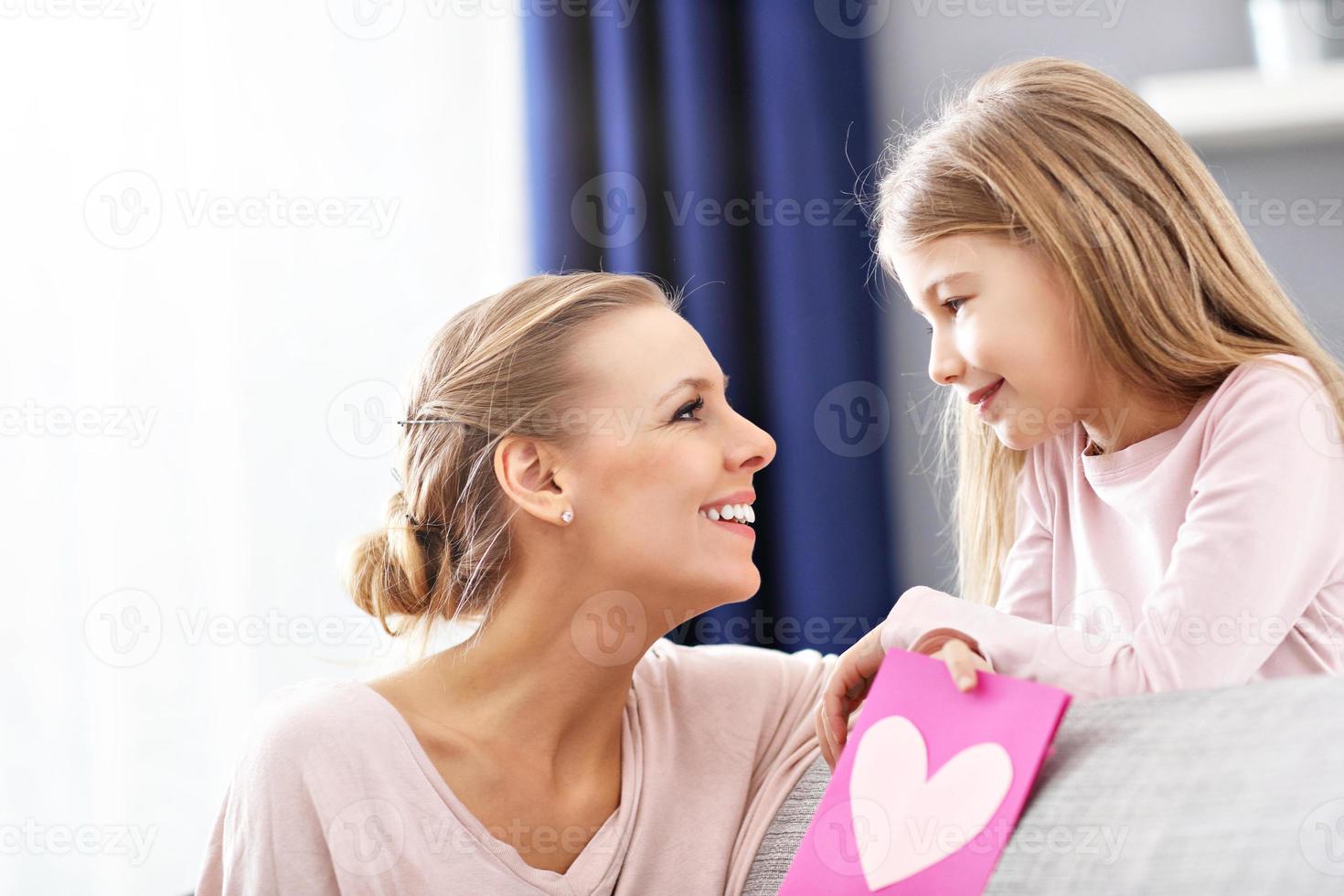 maman et fille célébrant la fête des mères photo