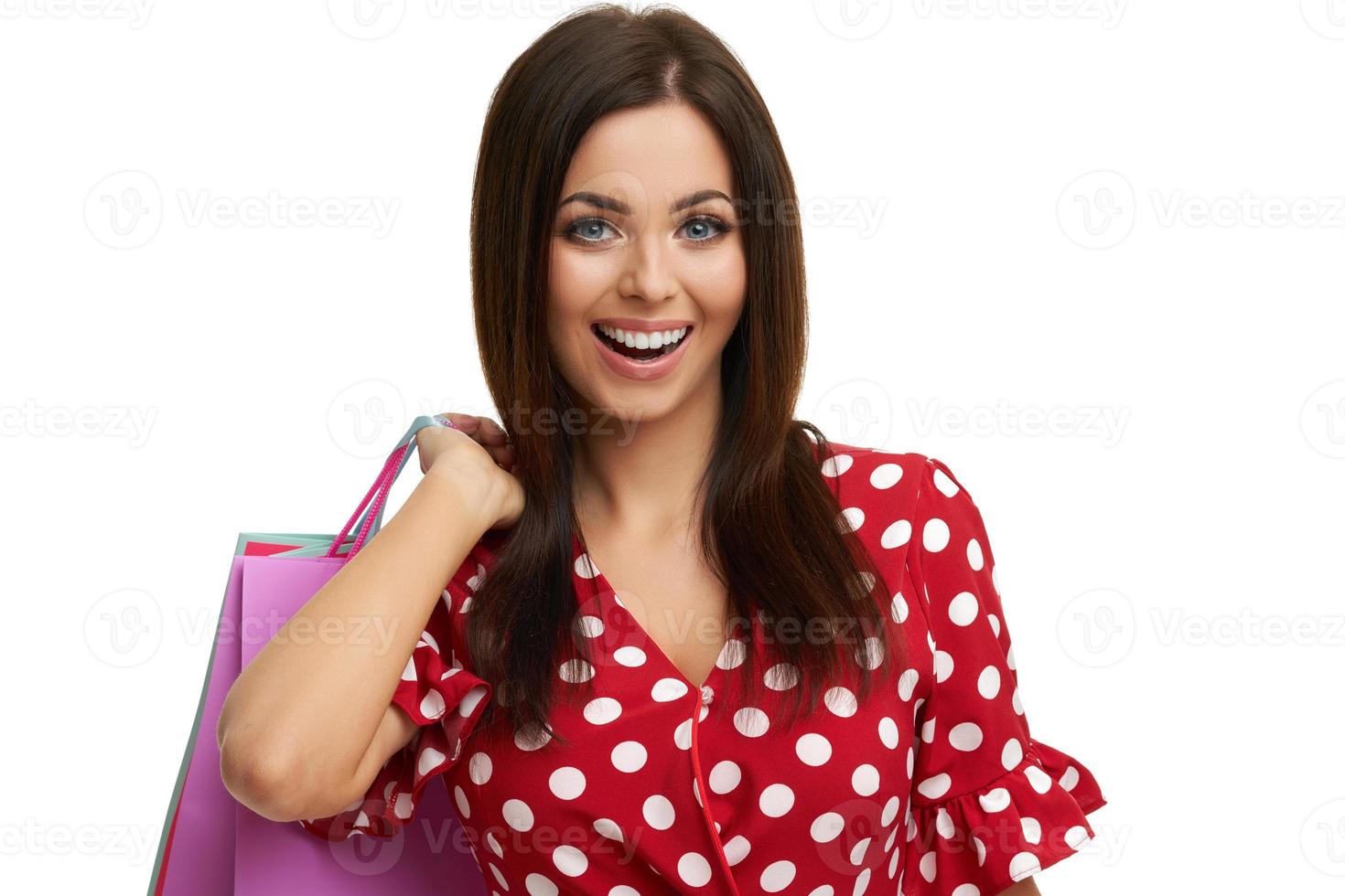 Caucasian woman holding shopping bags isolé sur fond blanc photo