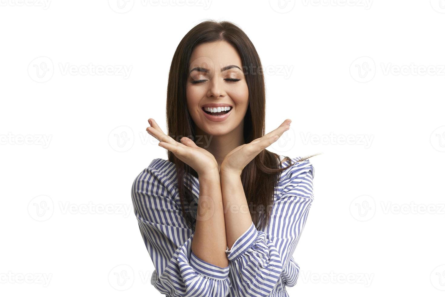 Caucasien femme brune s'amusant et souriant isolé sur fond blanc photo
