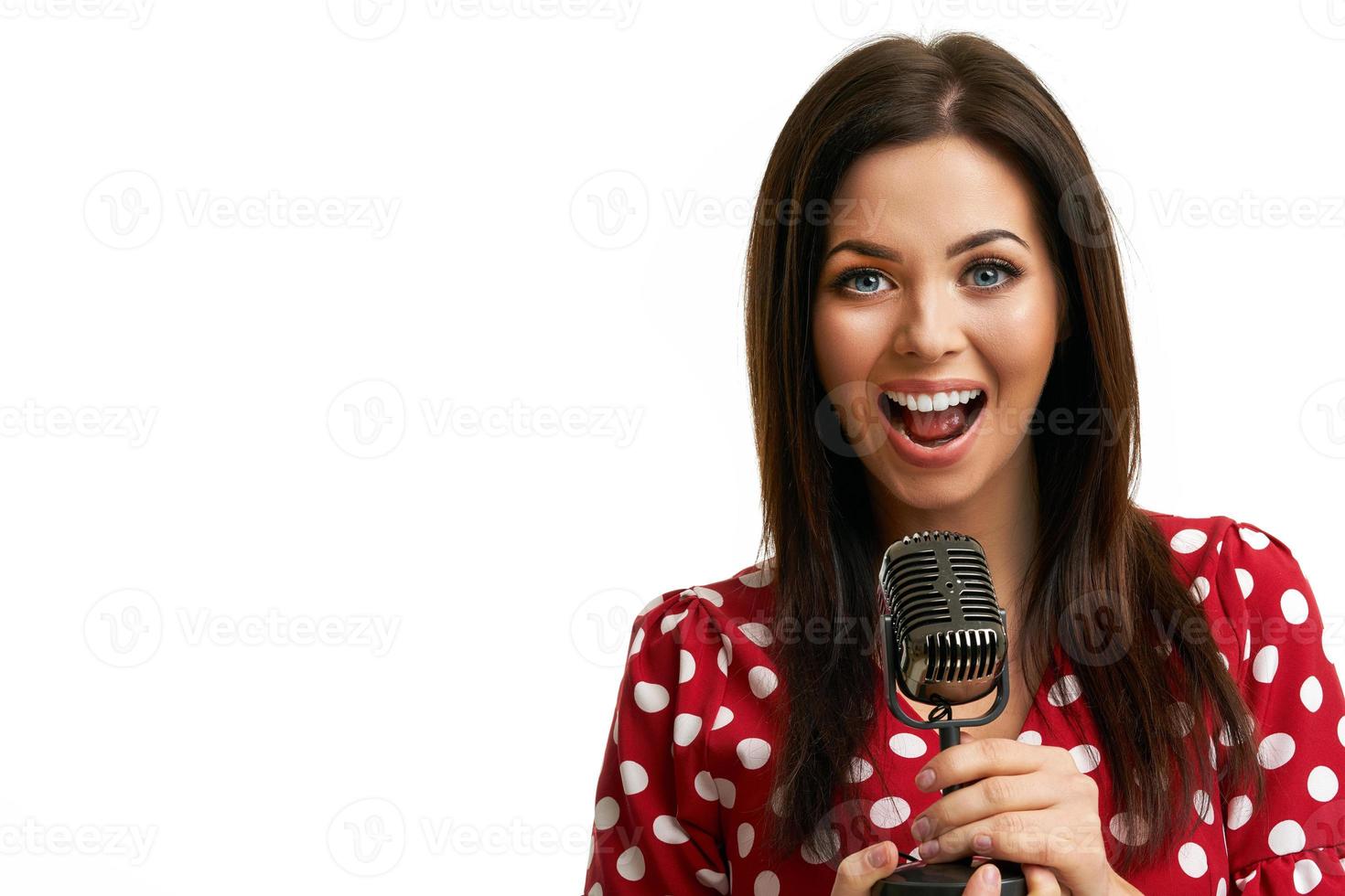 Caucasian brunette woman s'amuser et chanter isolé sur fond blanc photo