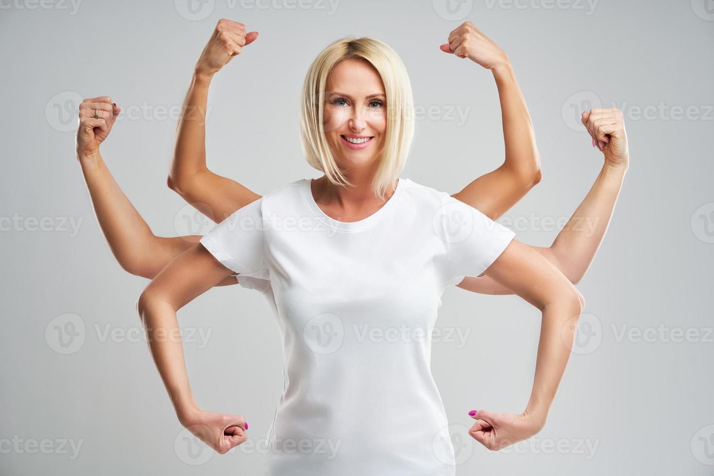 belle jeune femme montrant sa musculature et regardant la caméra photo