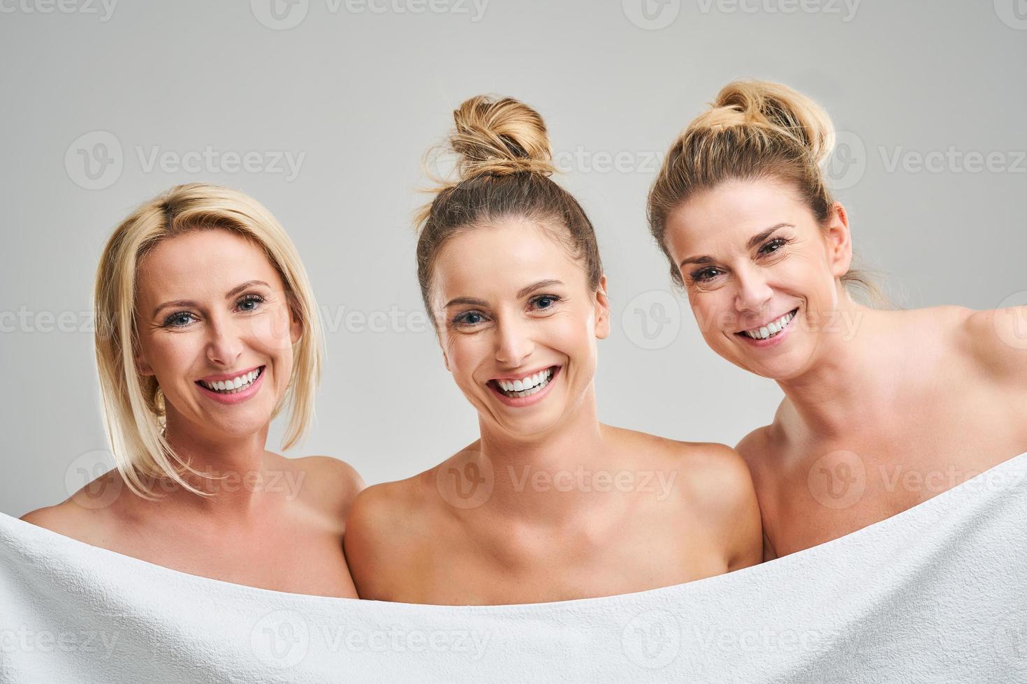photo montrant un groupe d'amis heureux dans un spa