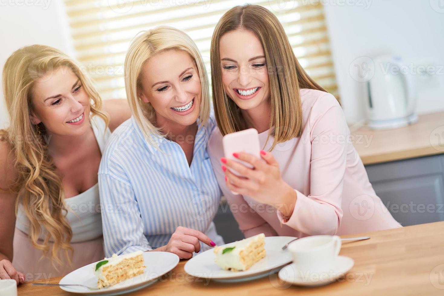 photo présentant un groupe d'amis heureux à l'aide d'un smartphone