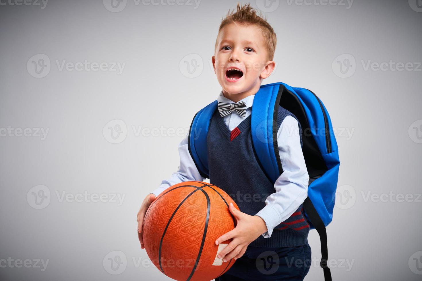 portrait d'un garçon prêt à l'école isolé sur blanc photo