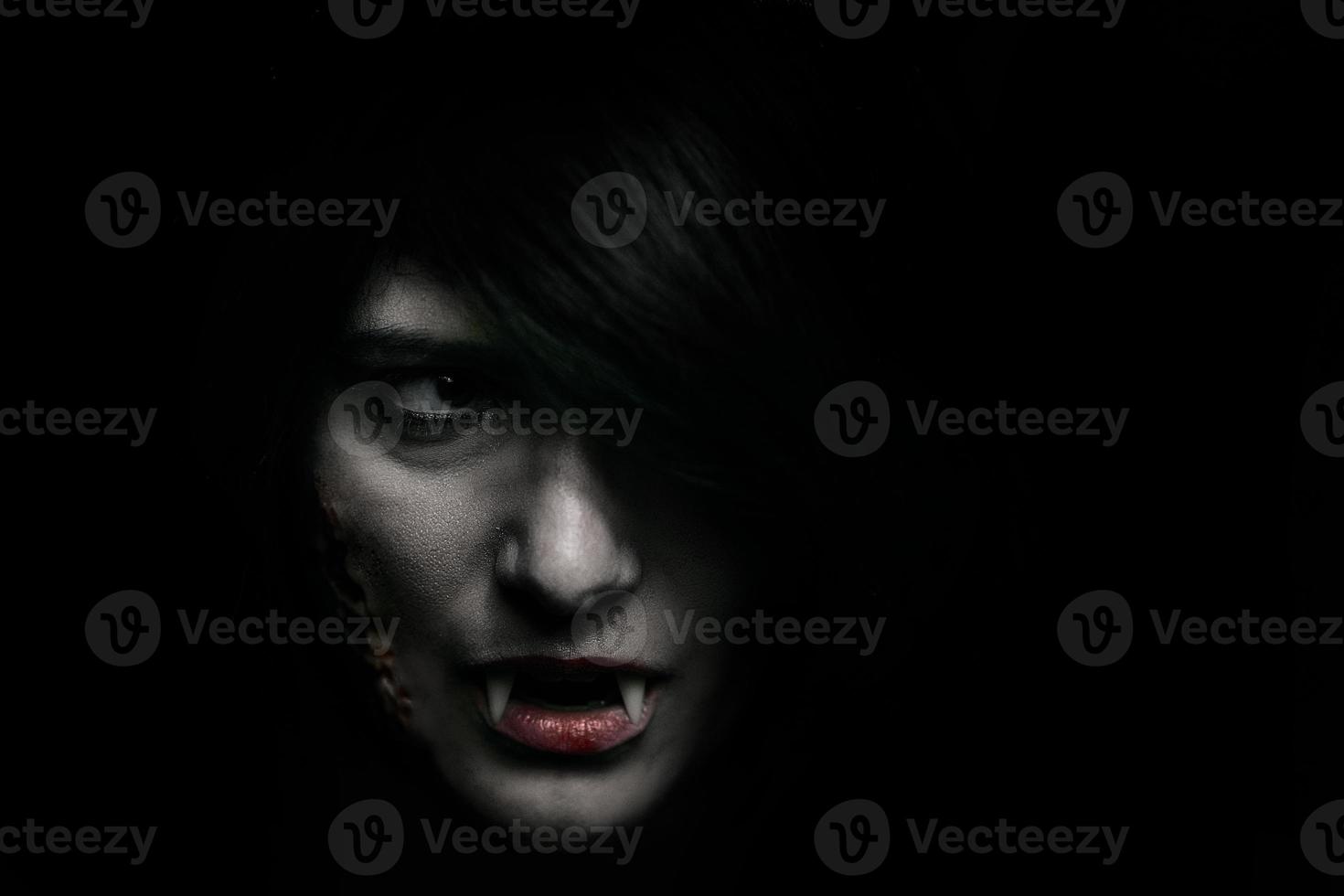 halloween vampire belle femme sur fond noir photo