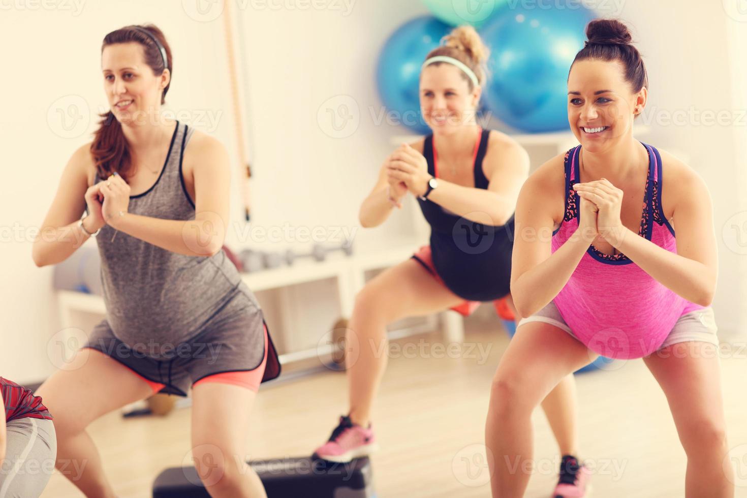 groupe de femmes enceintes pendant un cours de fitness photo