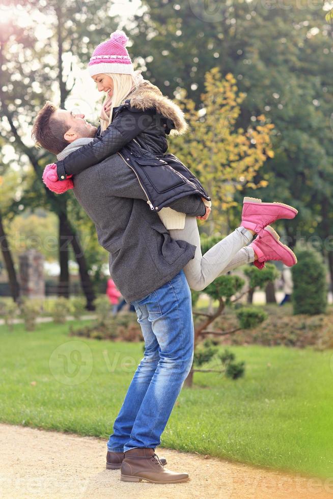 jeune couple s'amusant dans le parc photo