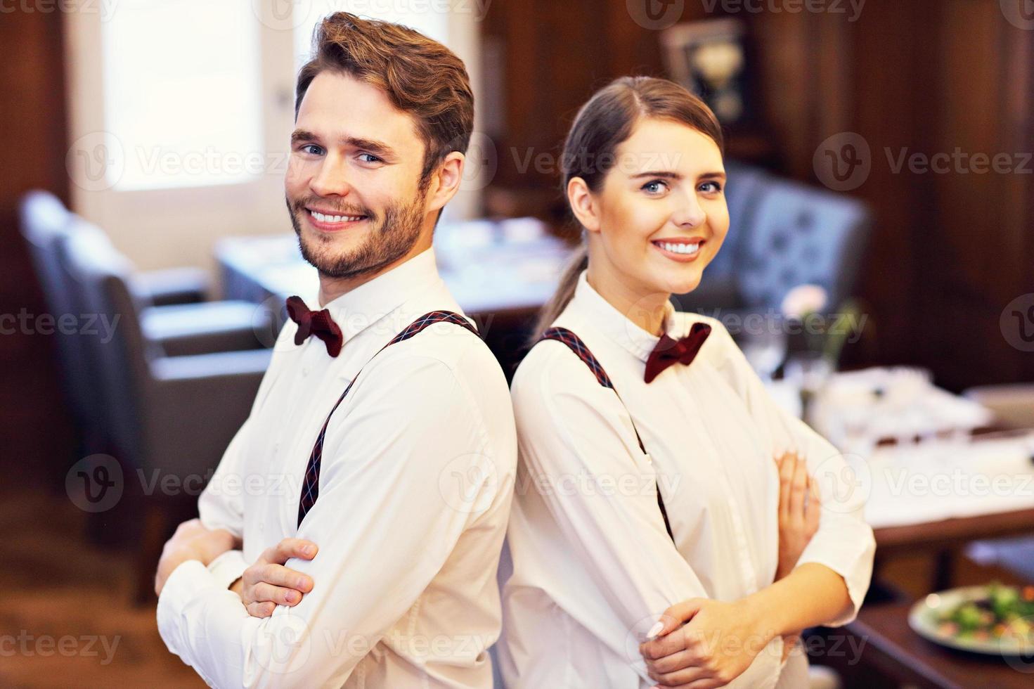 serveurs debout au restaurant photo