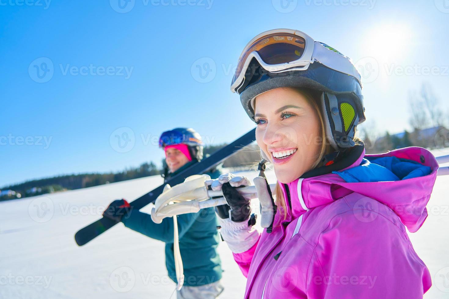 Portrait Drôle D'une Jeune Femme Dans Les Lunettes D'un Ski Montrant La  Langue Sur Une Station De Sports D'hiver. Image stock - Image du smiley,  femelle: 173590455