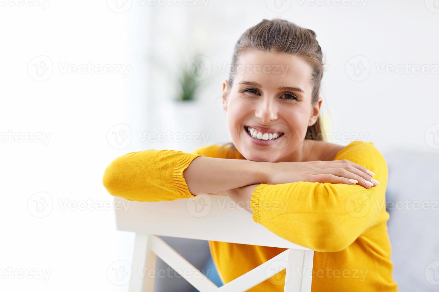 femme heureuse se détendre à la maison photo