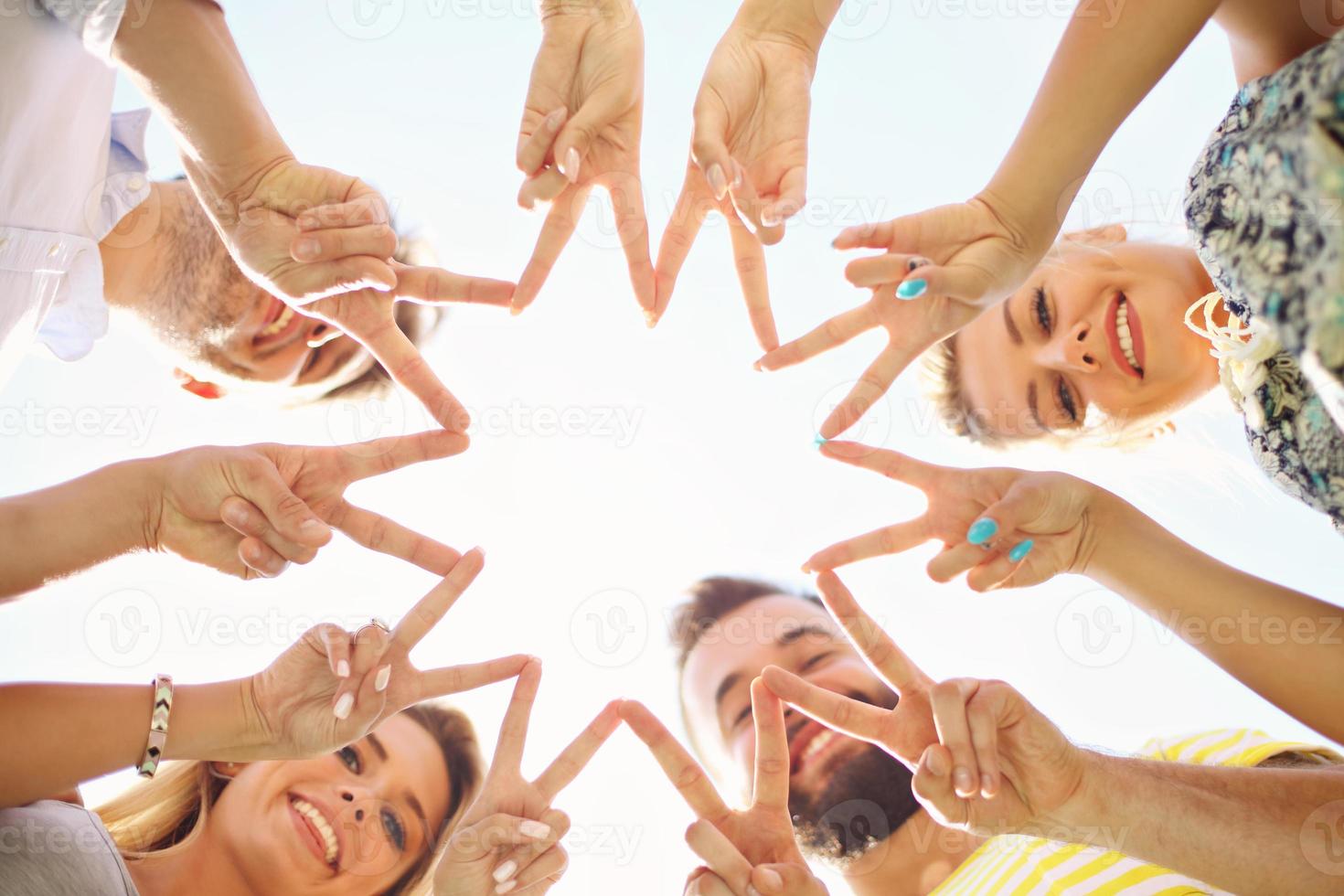 groupe d'amis s'amusant ensemble sur l'herbe photo