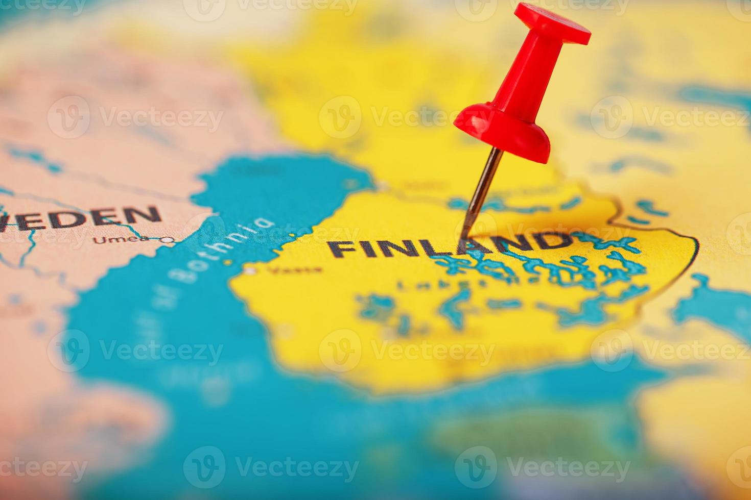 l'emplacement de la destination sur la carte de la finlande est indiqué par une punaise rouge photo