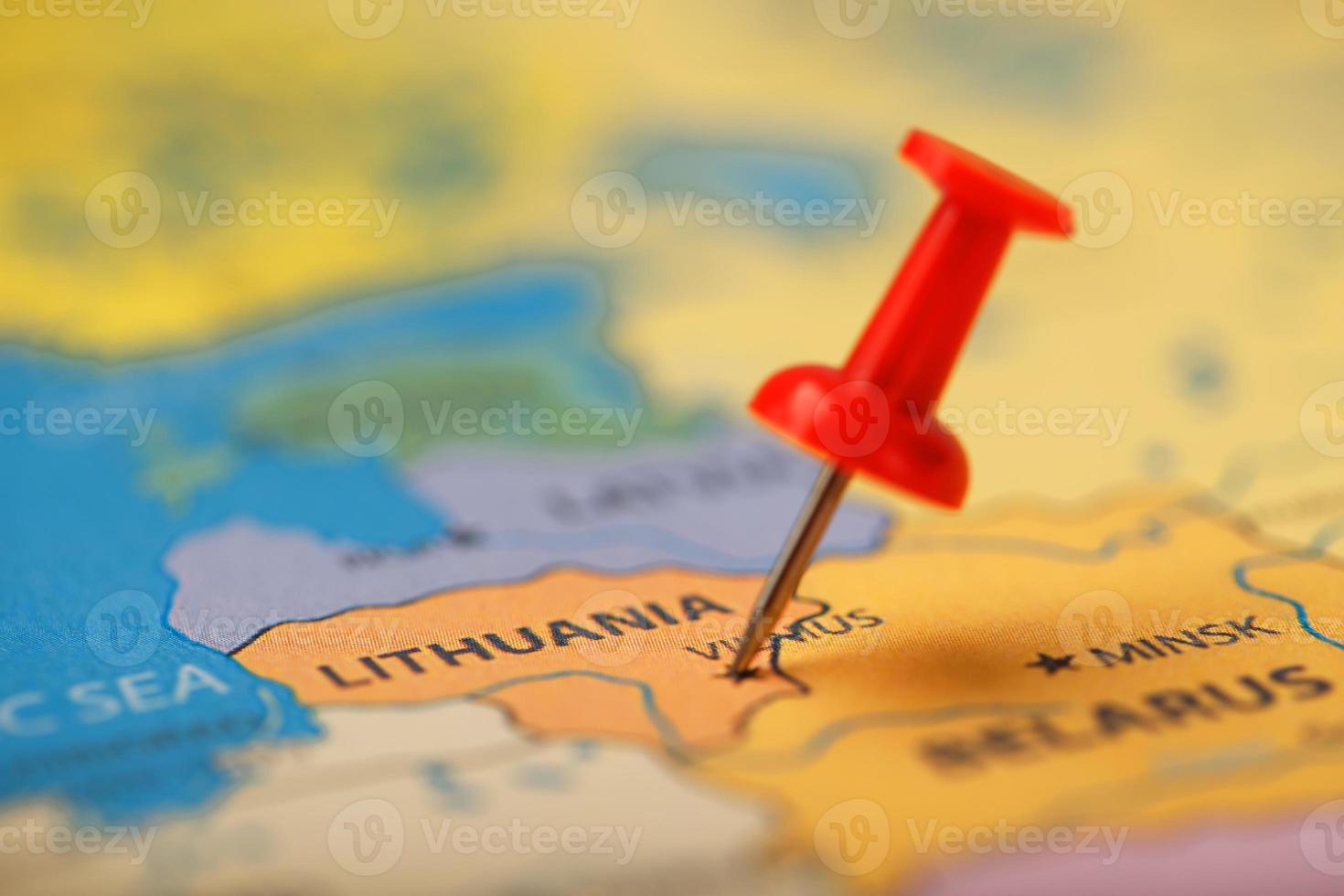 le bouton rouge indique l'emplacement et les coordonnées de la destination sur la carte du pays de la lituanie photo