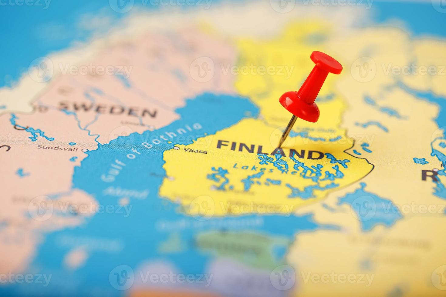 l'emplacement de la destination sur la carte de la finlande est indiqué par une punaise rouge photo