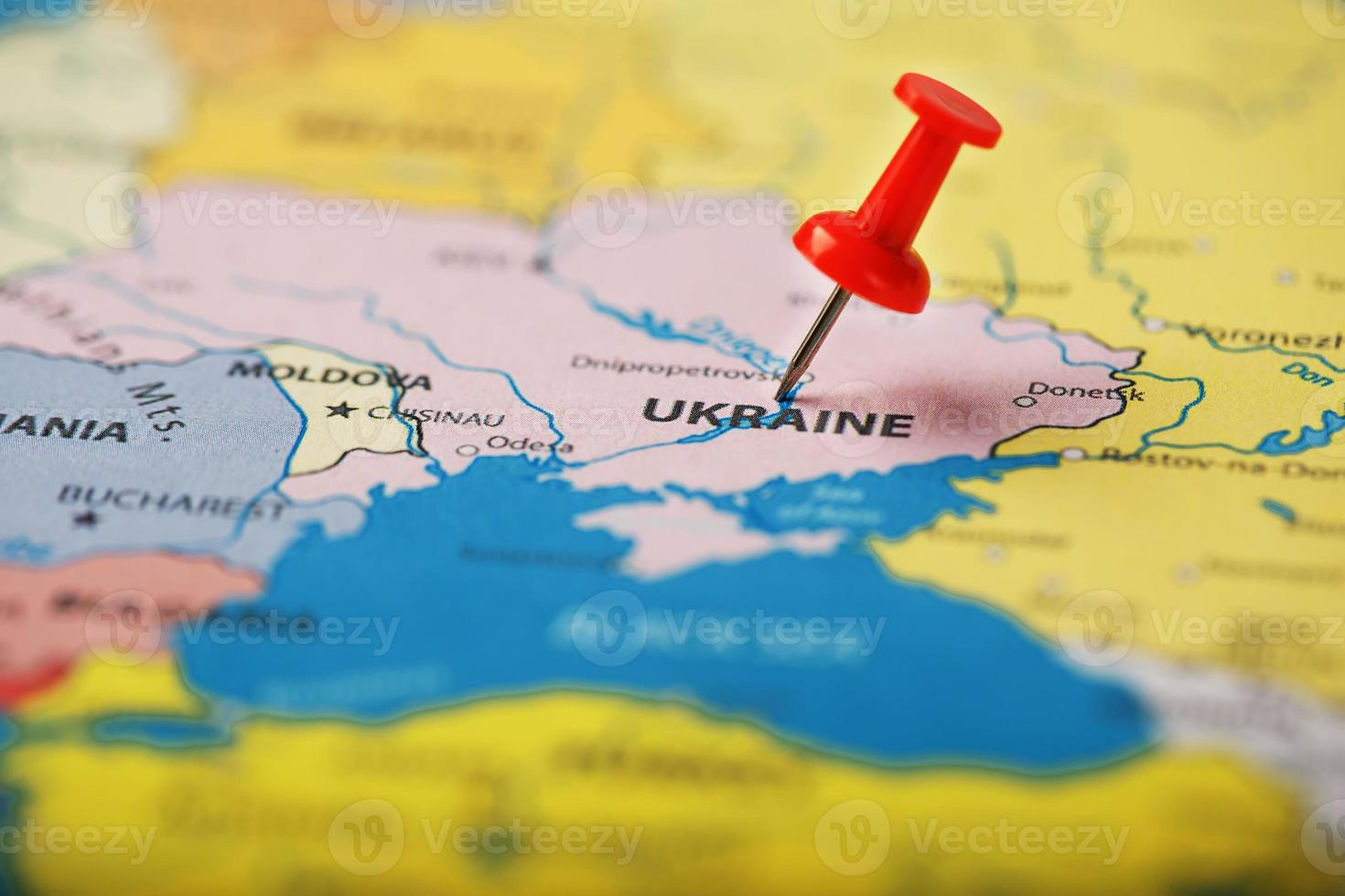 l'emplacement de la destination sur la carte de l'ukraine est indiqué par une punaise rouge photo