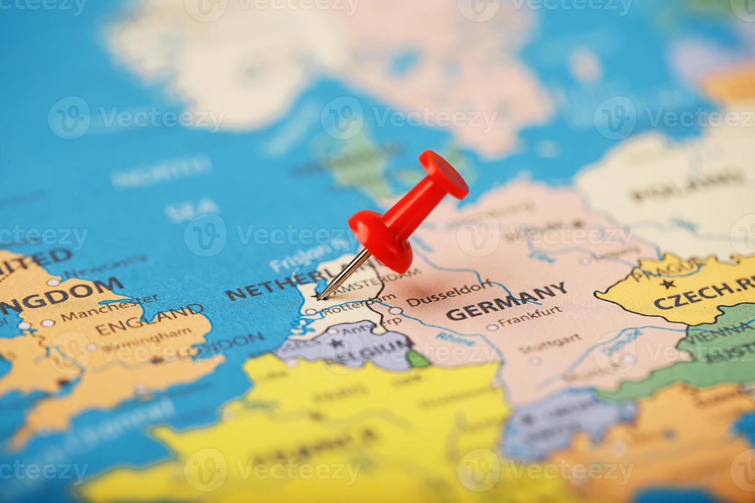 l'emplacement de la destination sur la carte de france est indiqué l'emplacement de votre destination sur la carte des pays-bas est indiqué par une punaise rouge photo