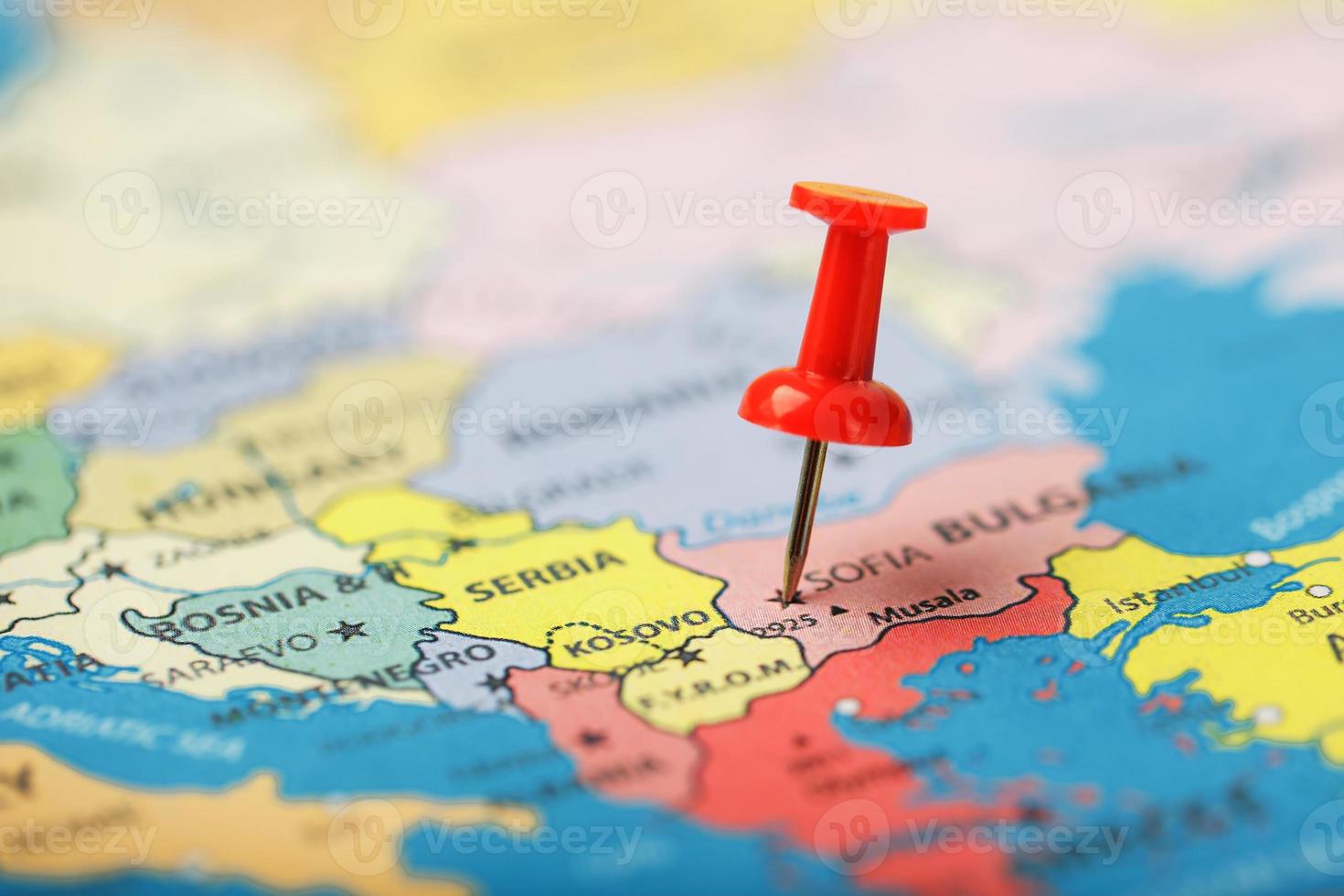 des boutons multicolores indiquent l'emplacement et les coordonnées de la destination sur la carte du pays sofia bulgarie photo
