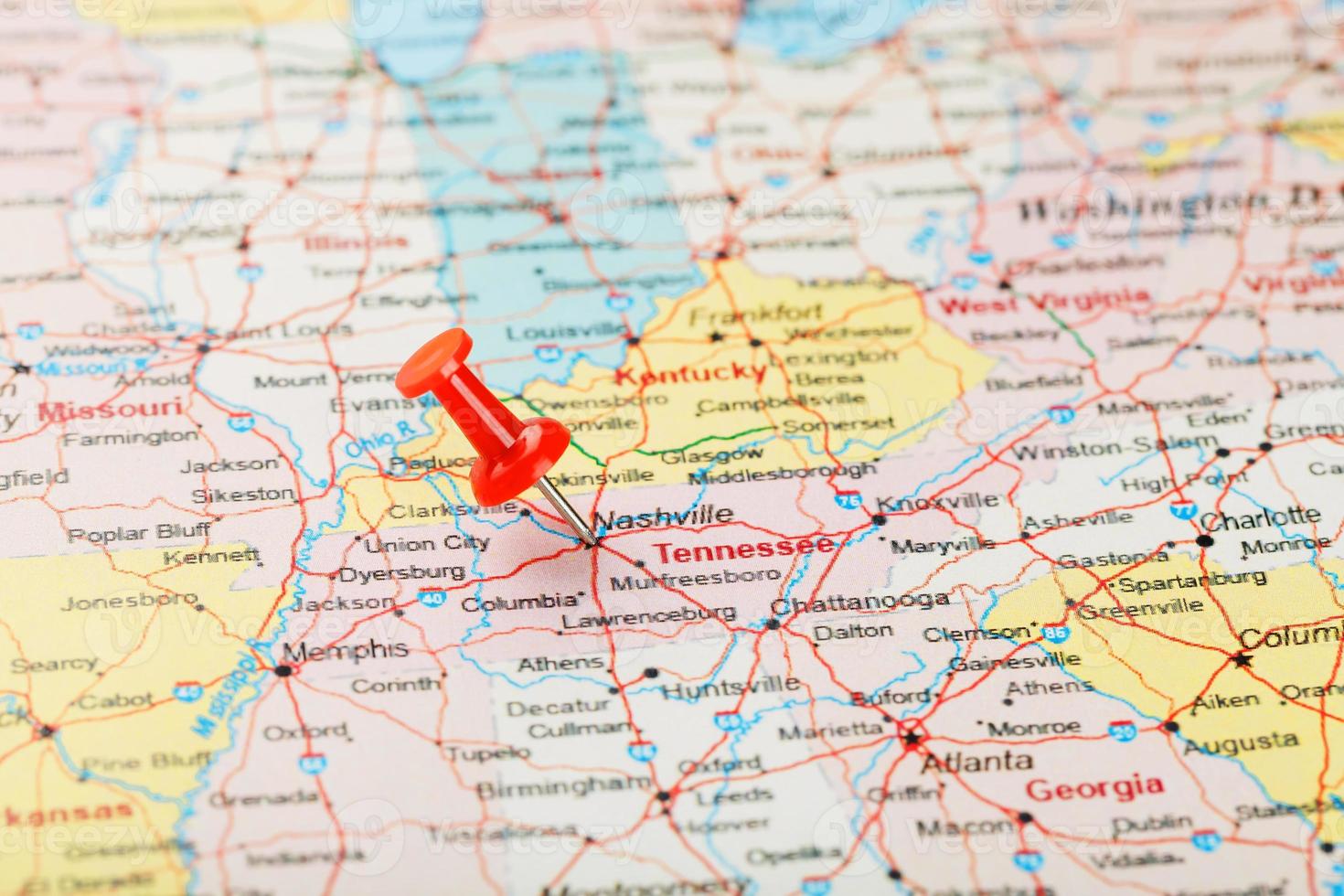 aiguille de bureau rouge sur une carte des états-unis, du sud du tennessee et de la capitale nashville. Close up carte du sud du Tennessee avec tack rouge photo