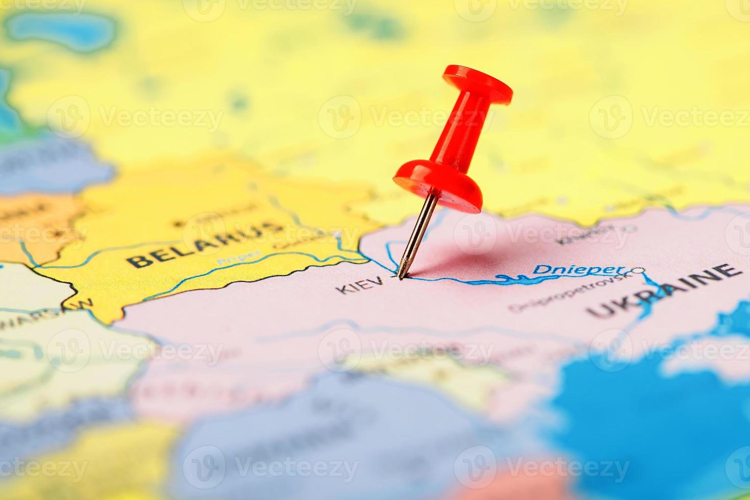 le bouton rouge indique l'emplacement et les coordonnées de la destination sur la carte du pays de kiev. photo