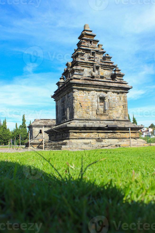 les touristes locaux visitent le complexe du temple d'arjuna sur le plateau de dieng après la période d'intervention d'urgence du covid 19 photo