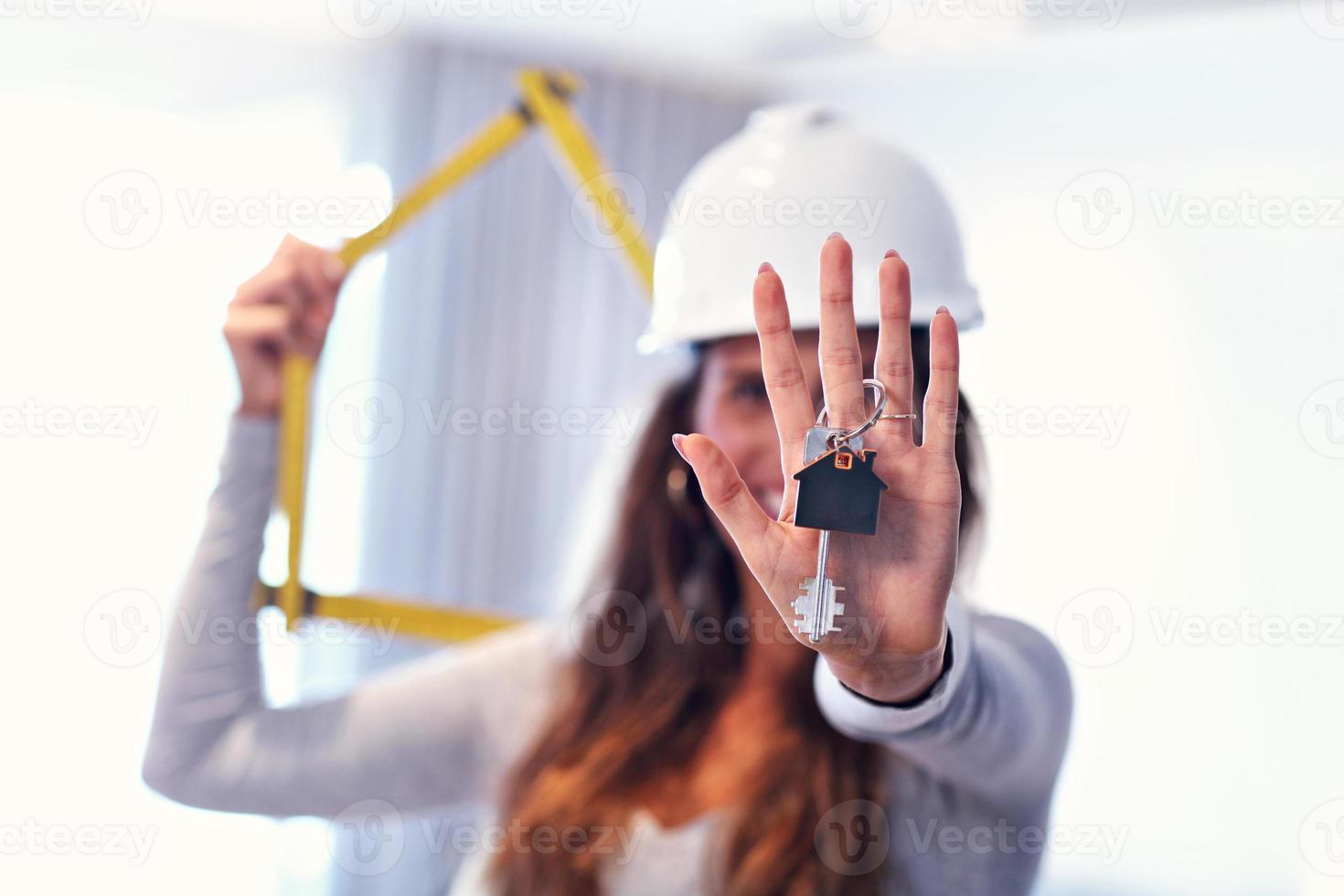 femme mûre faisant des améliorations à la maison photo