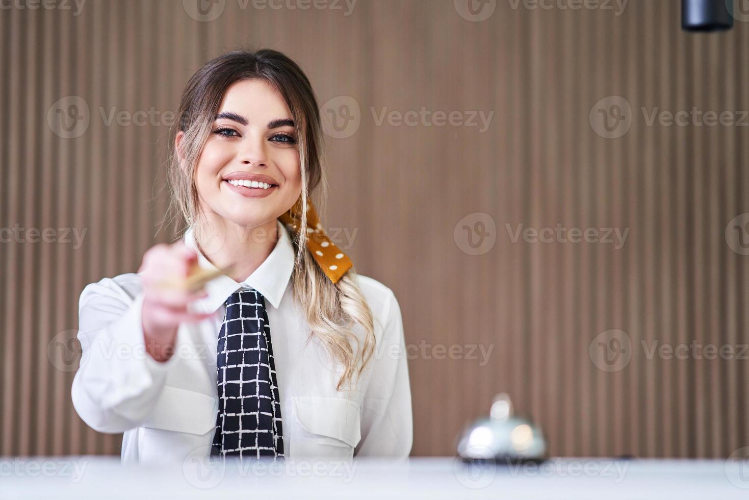 réceptionniste travaillant dans un hôtel photo