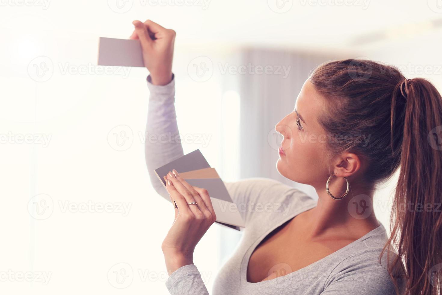 femme mûre faisant des améliorations à la maison photo