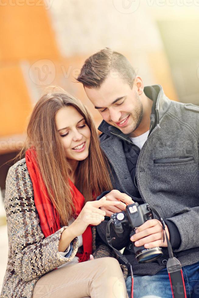 jeune couple romantique avec caméra photo