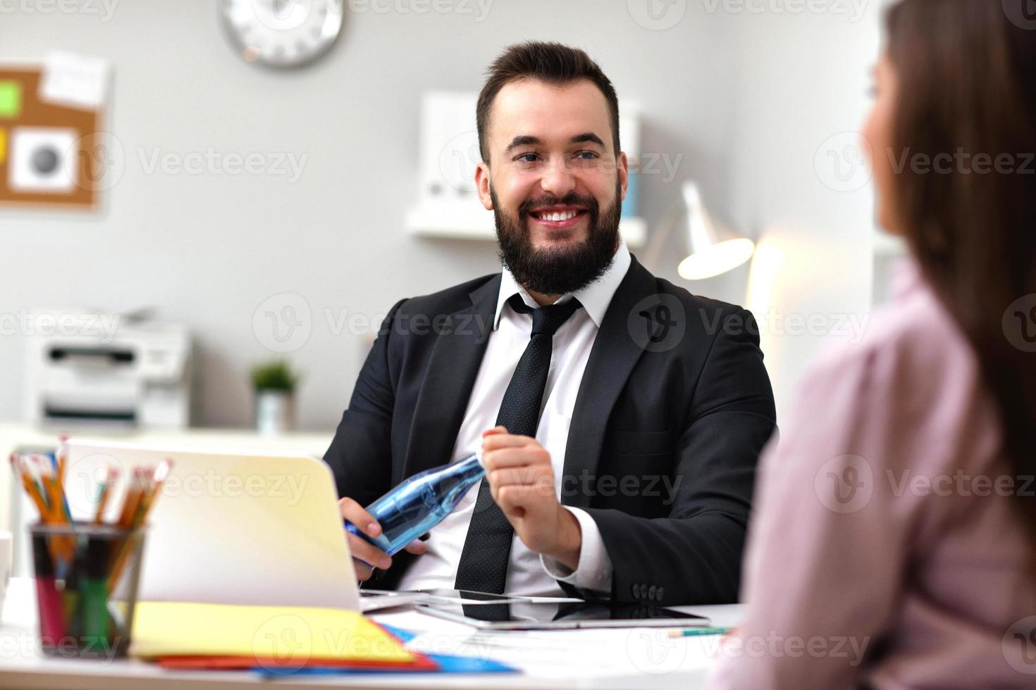 hommes d'affaires au bureau photo