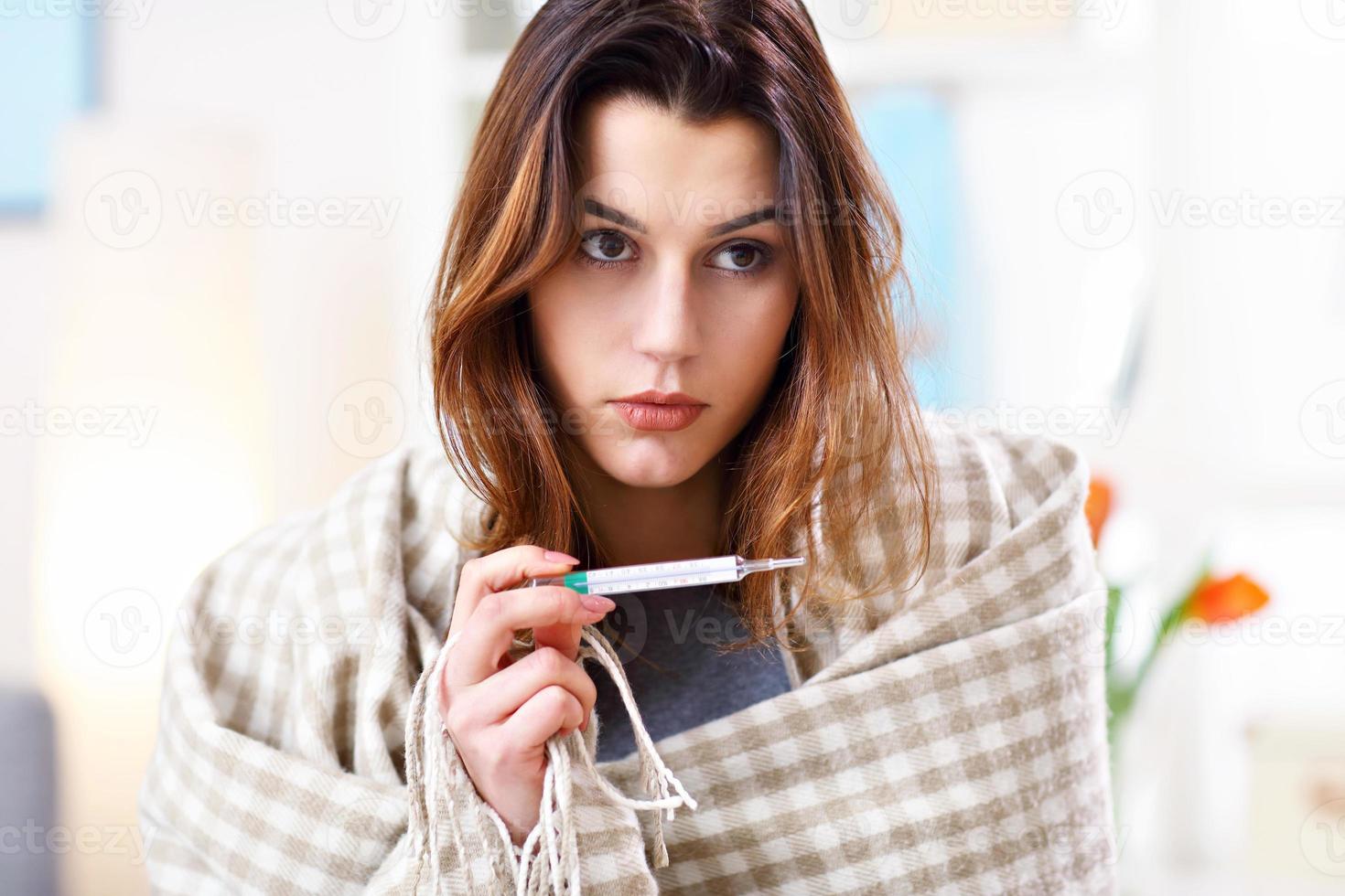 femme adulte recouverte d'une couverture ayant la grippe photo
