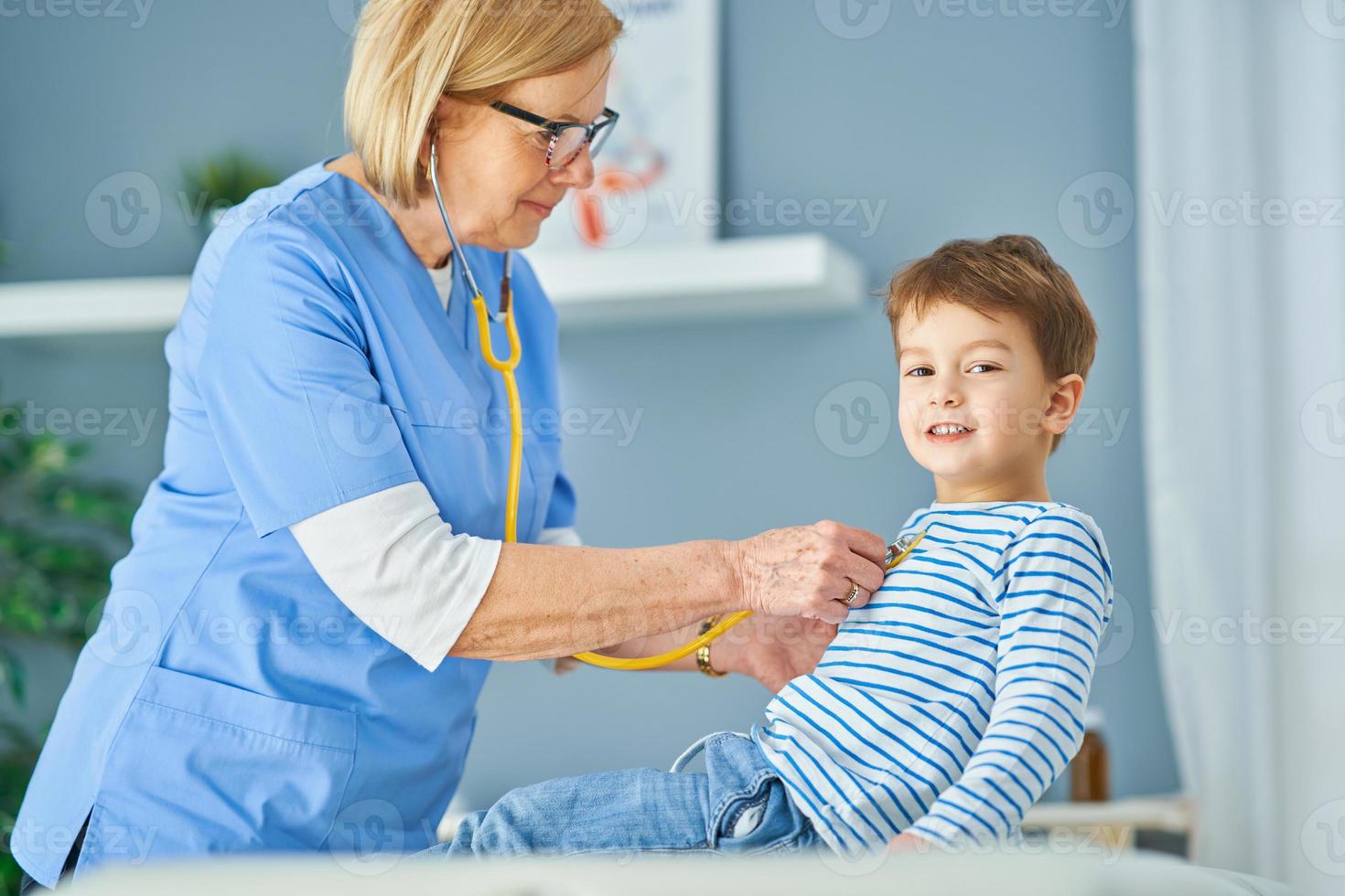 médecin pédiatre examinant les petits enfants à la clinique photo