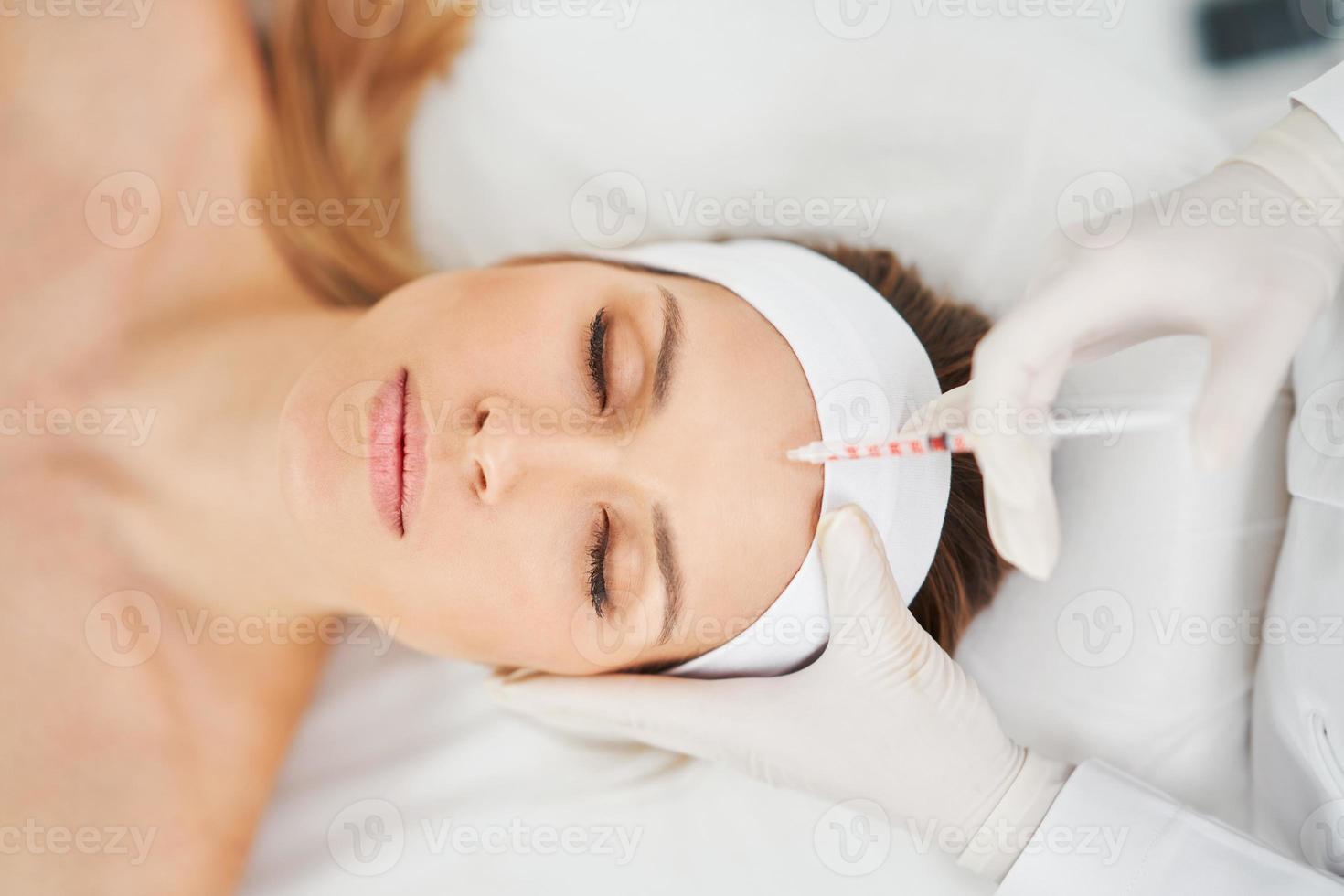 une scène de traitements de cosmétologie médicale injection de botox. photo