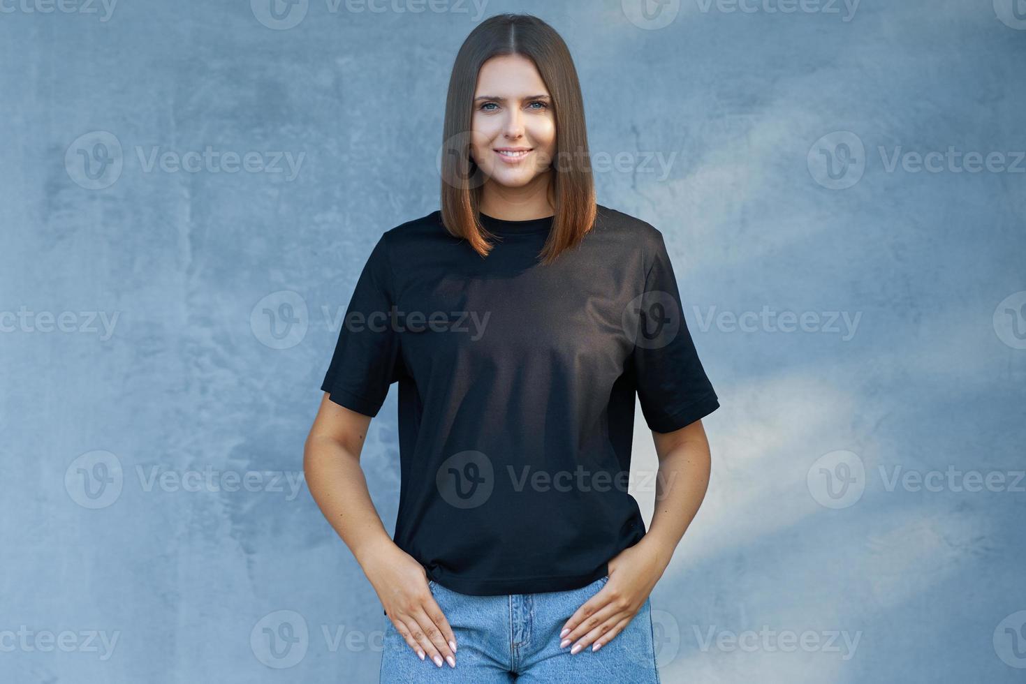 jeune femme en chemise noire photo