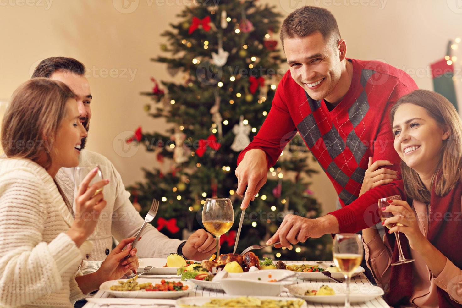 groupe d'amis célébrant noël photo