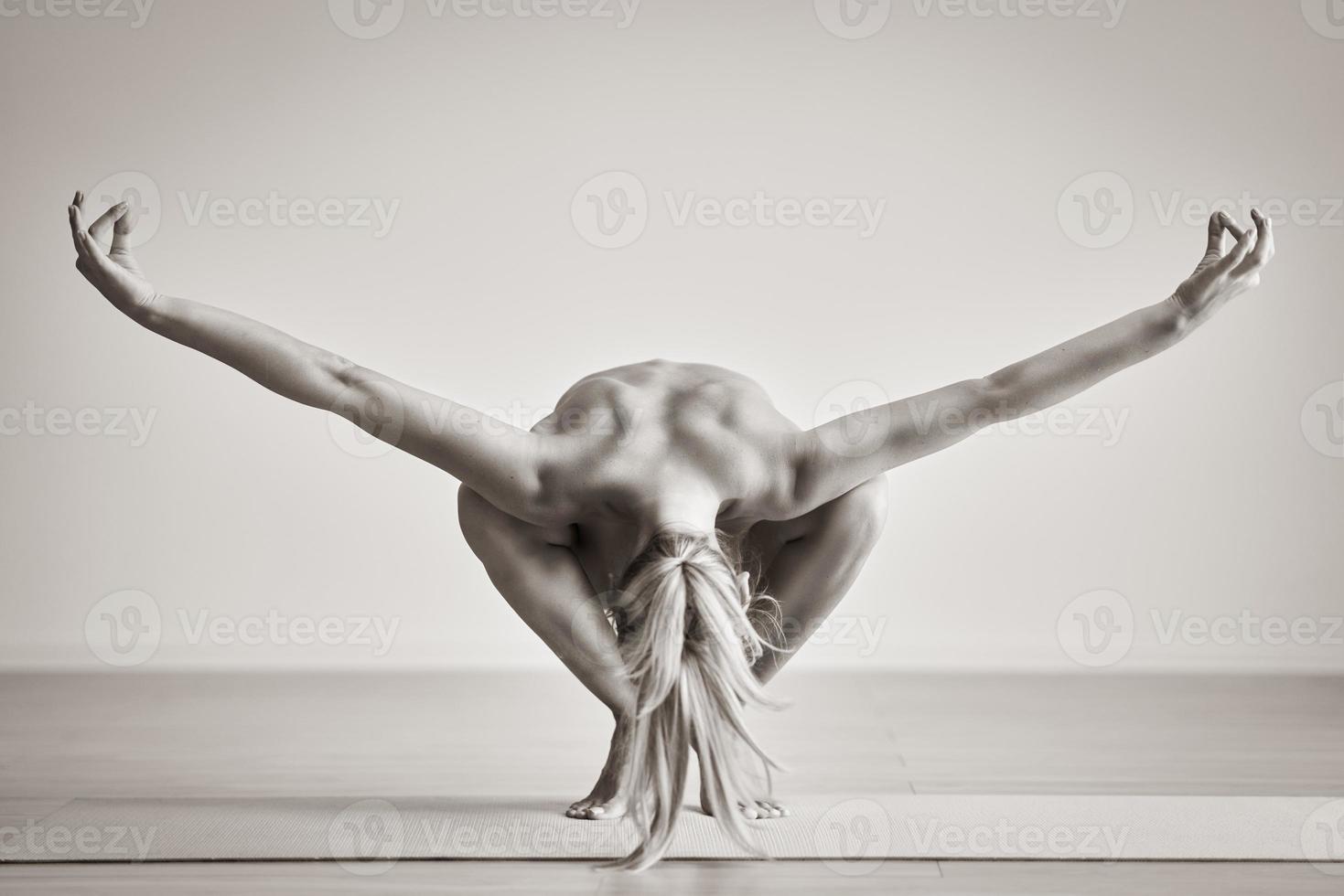 femme adulte pratiquant le yoga à la maison photo