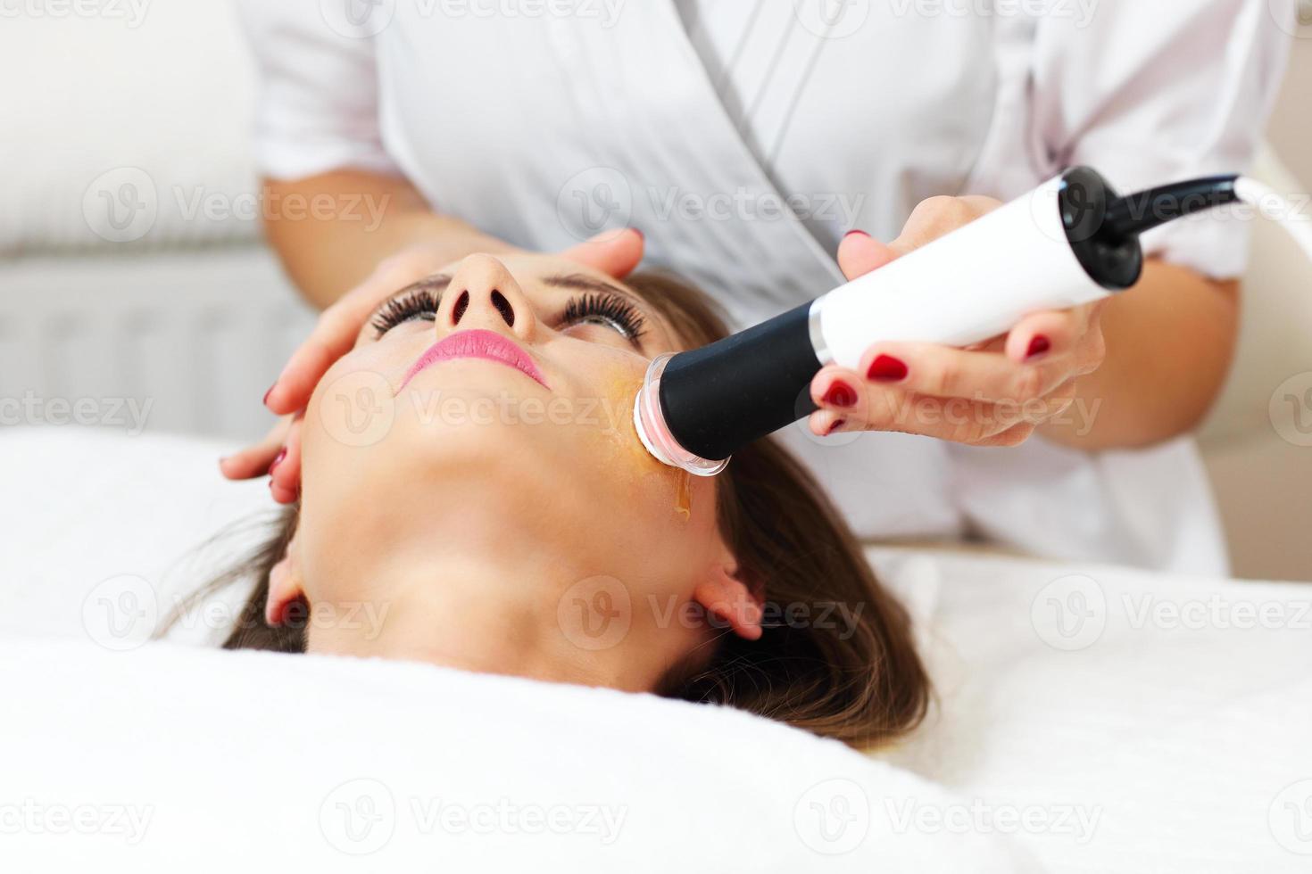 femme ayant un peeling facial dans un salon de beauté photo