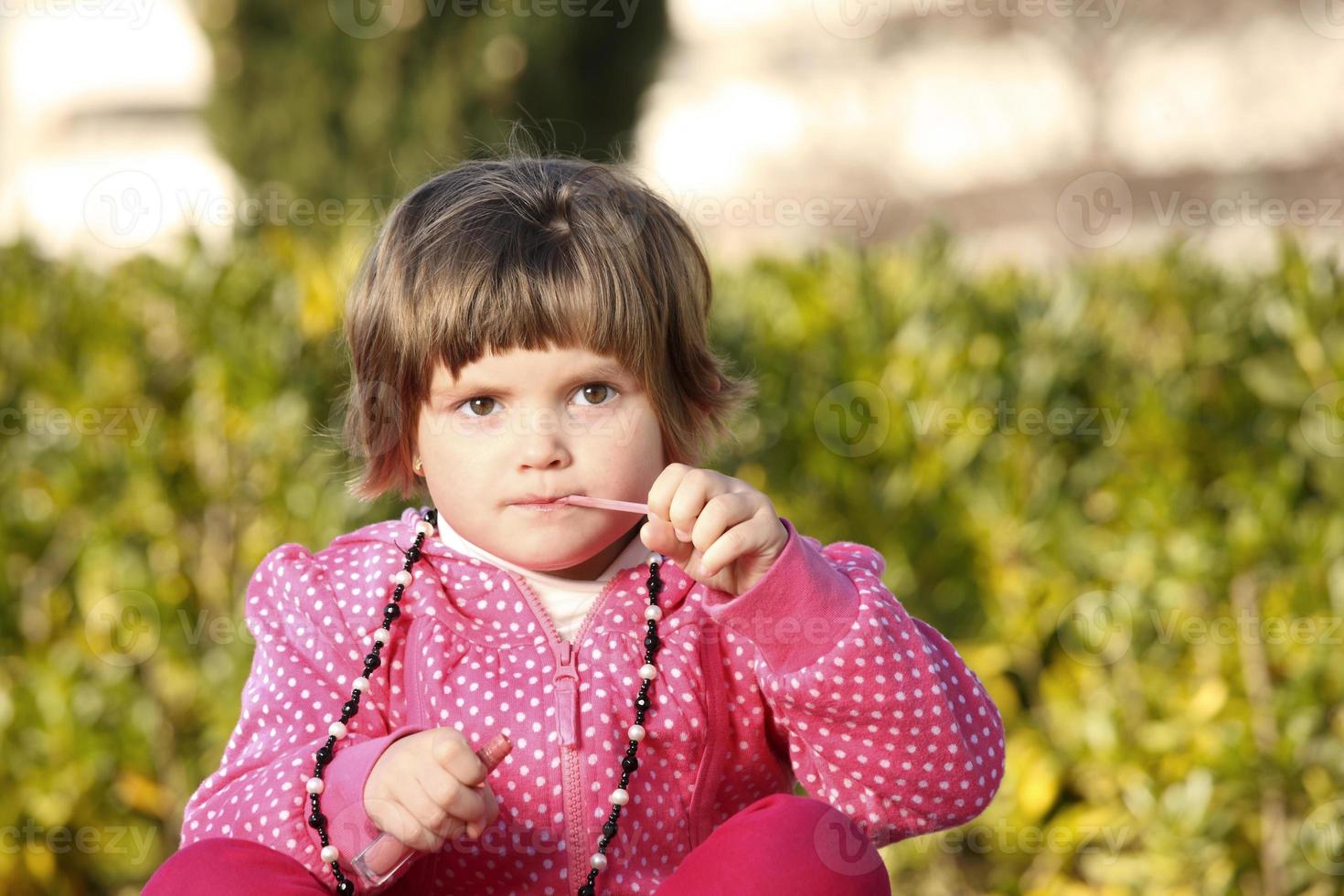 jeune fille et un brillant à lèvres photo