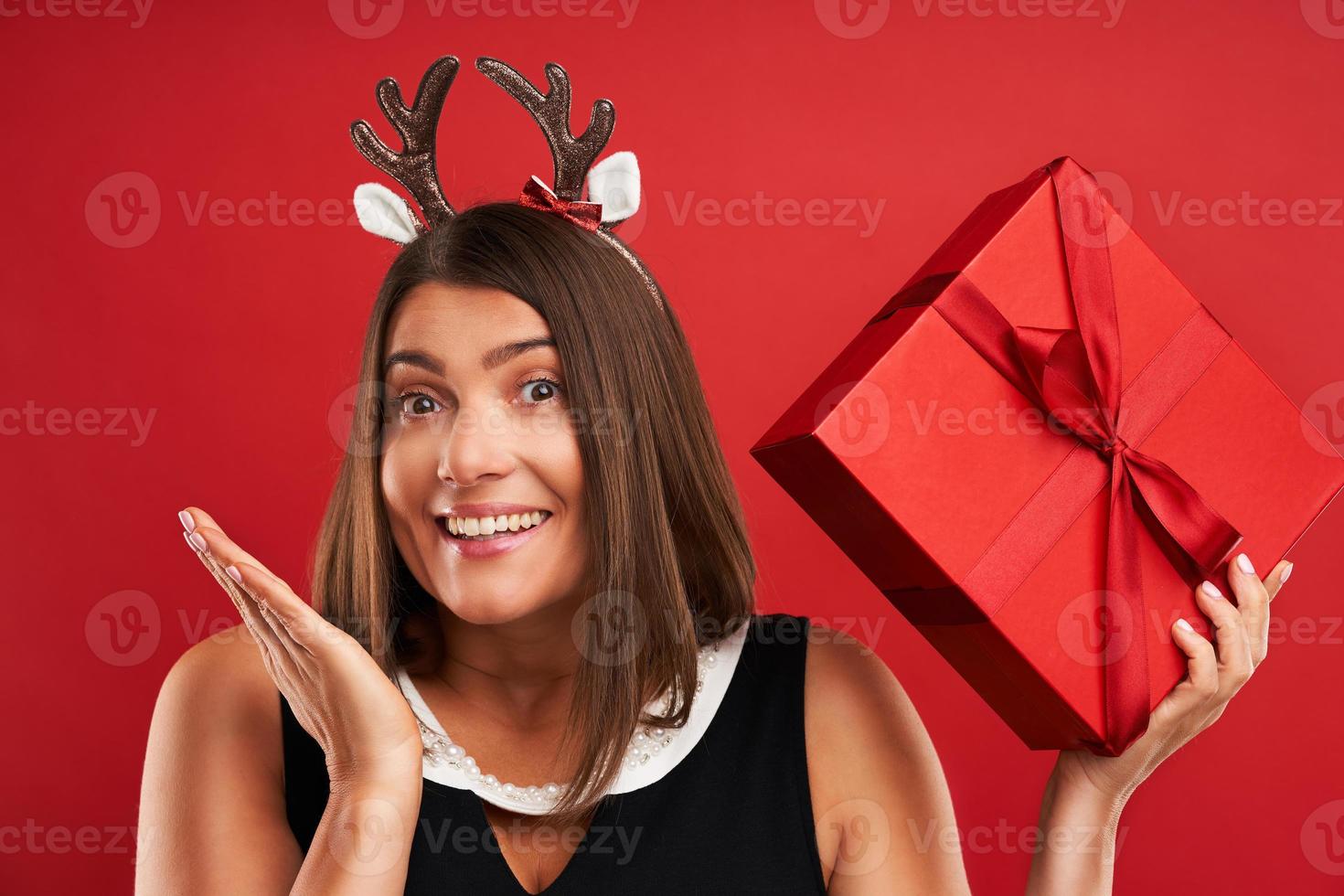 femme heureuse adulte avec un cadeau de noël sur fond vert 15770811 Photo  de stock chez Vecteezy